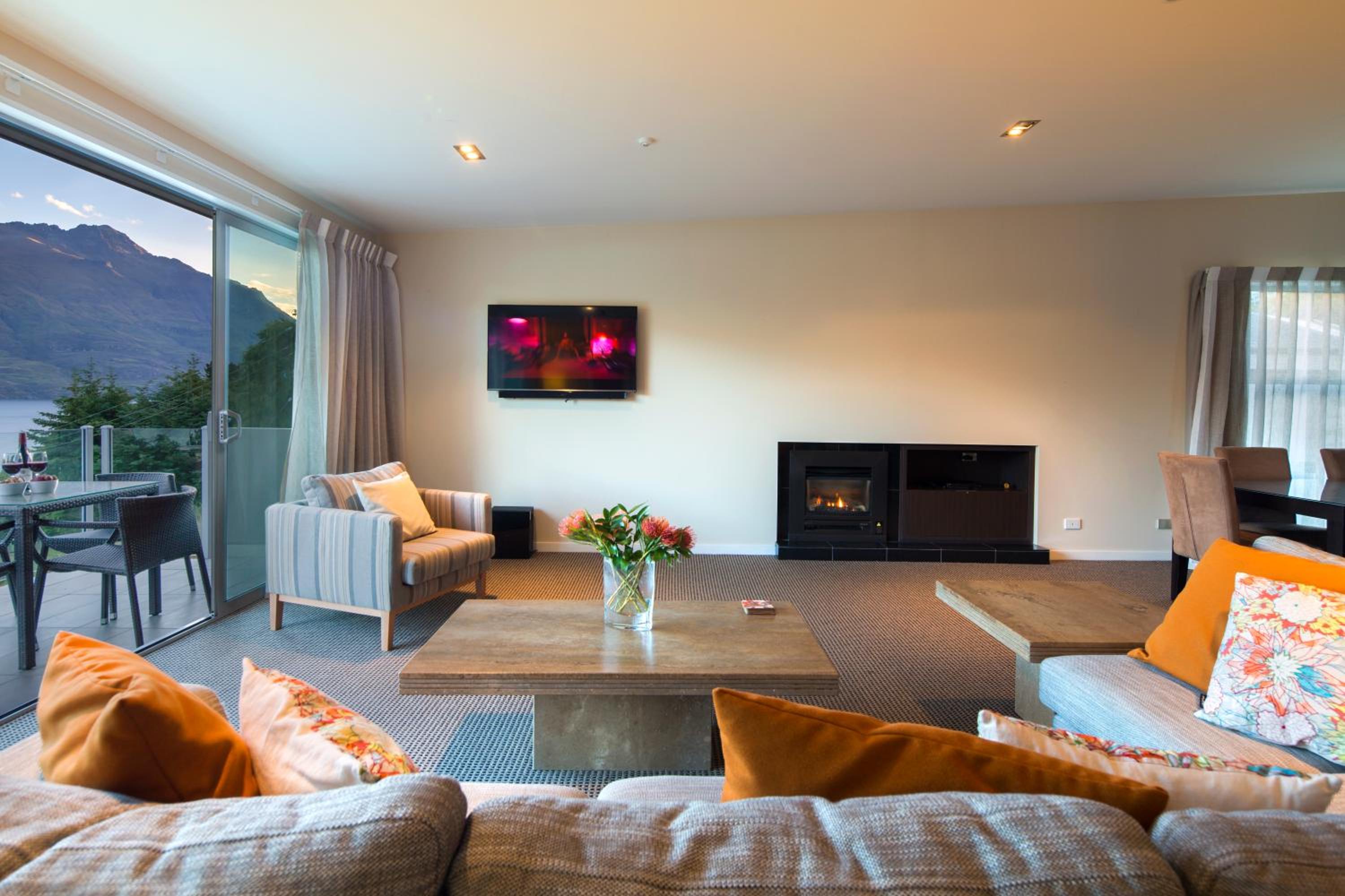 Three-Bedroom Apartment with Lake View