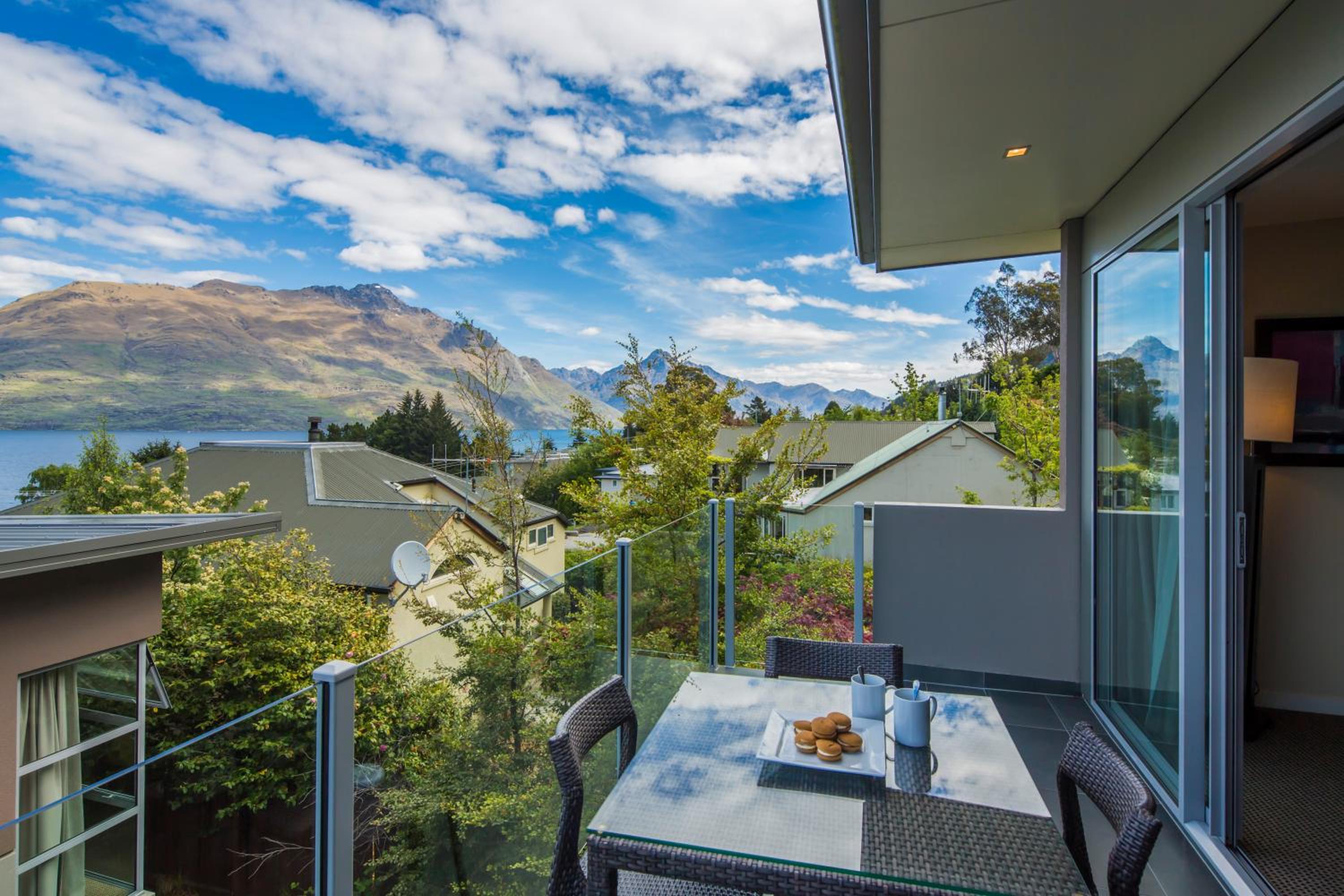 Two-Bedroom Apartment with Lake View photo 2