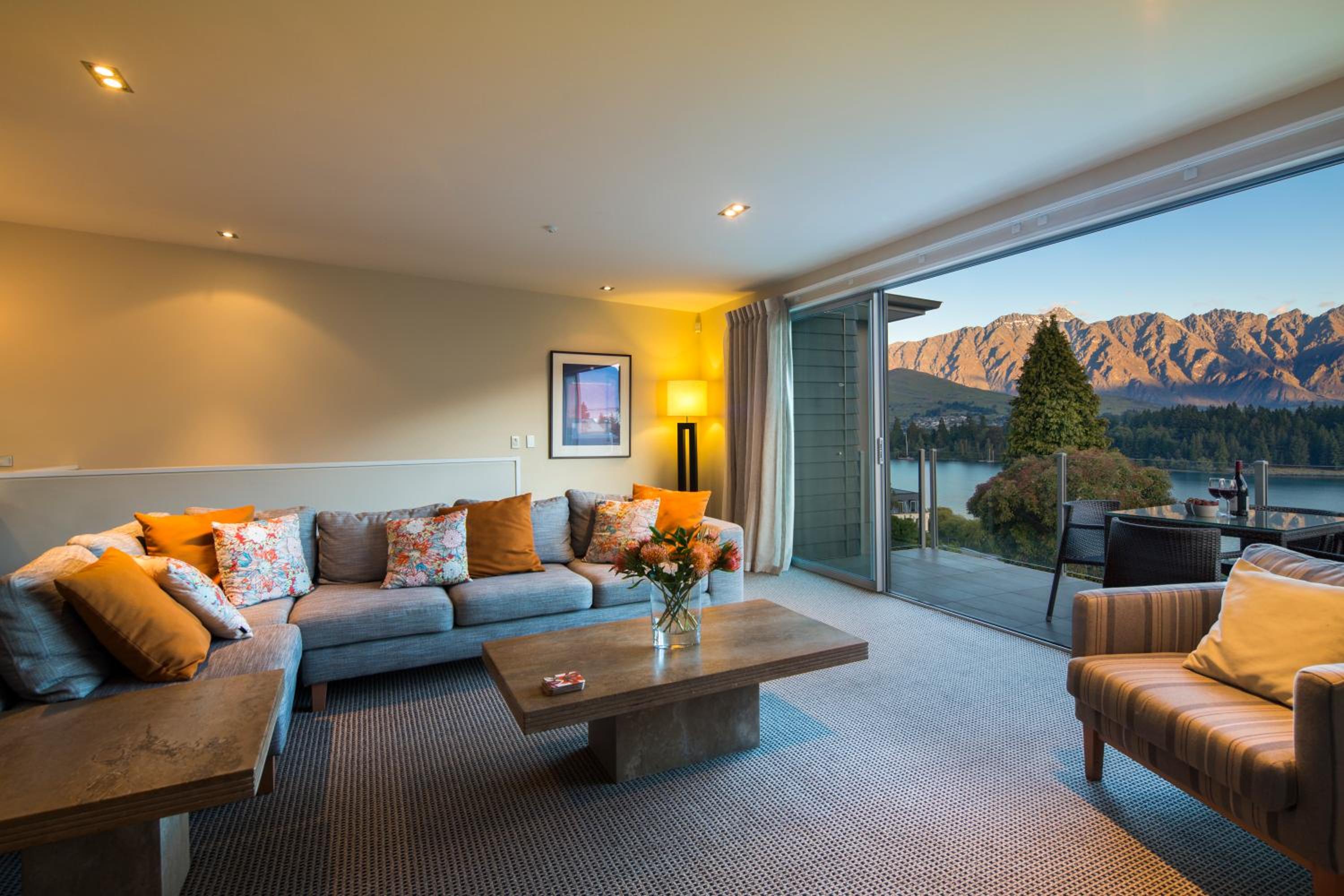 Three-Bedroom Apartment with Lake View - Front Row photo 3