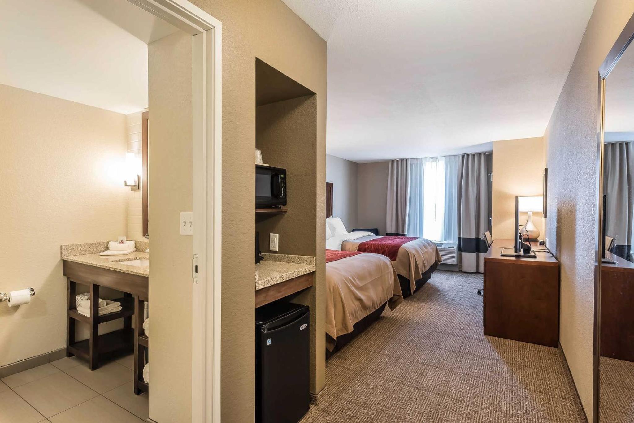 Queen Room with Two Queen Beds - Non-Smoking photo 1