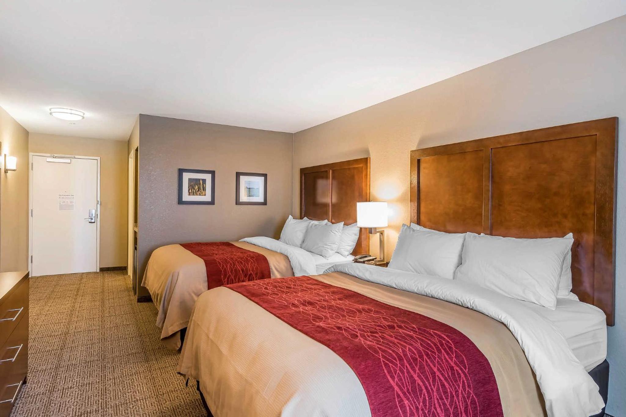 Standard Queen Room with Two Queen Beds - Non-Smoking photo 2
