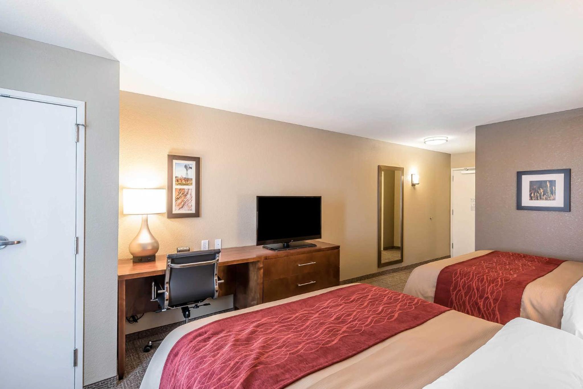 Standard Queen Room with Two Queen Beds - Non-Smoking photo 3