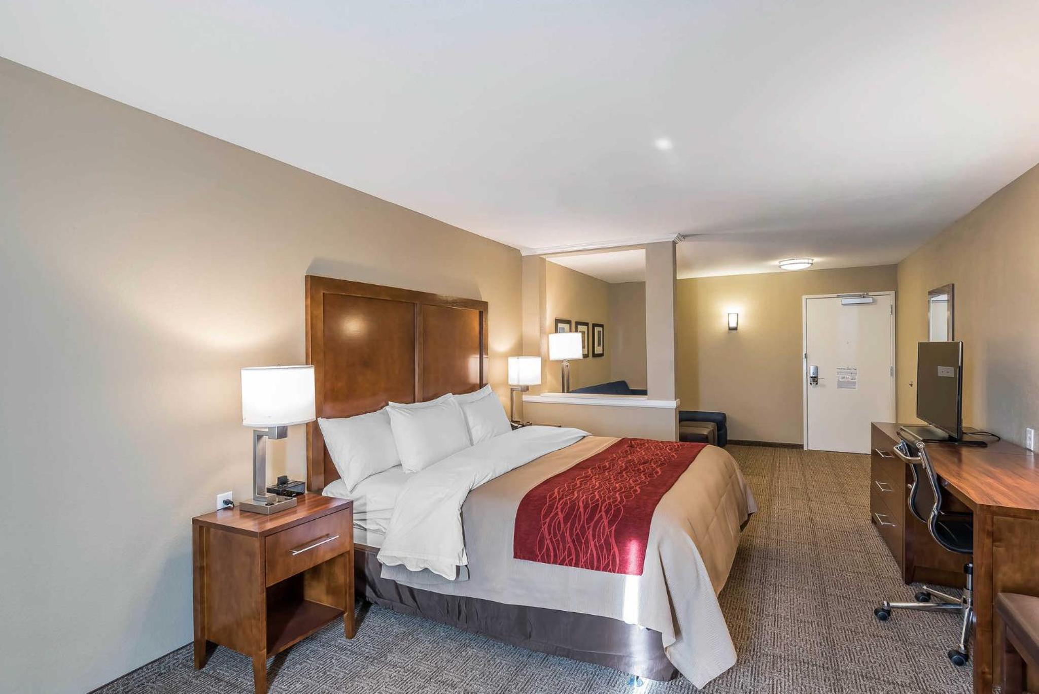 King Suite - Accessible/Non-Smoking photo 2
