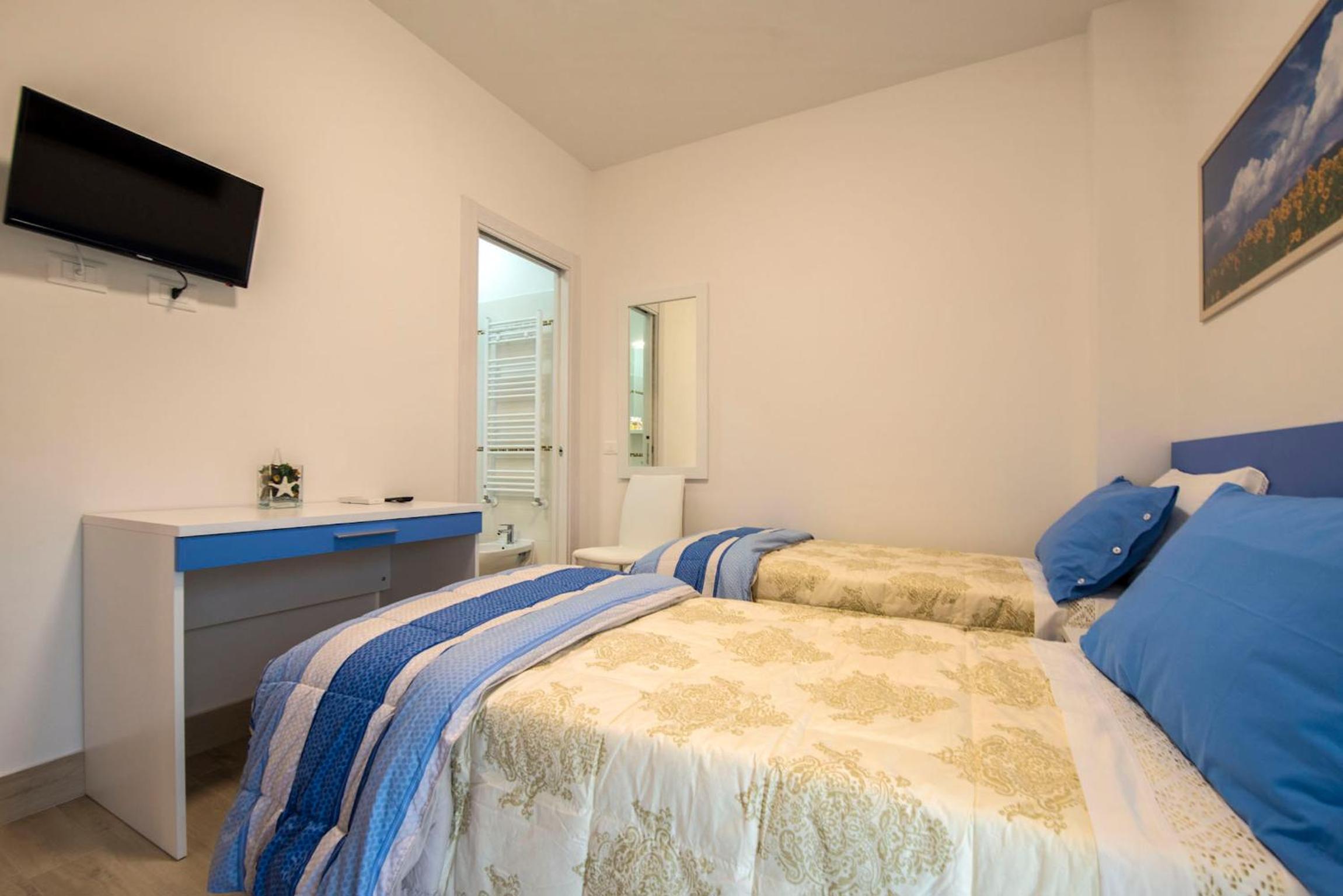 Twin Room with Private Bathroom - Photo 2