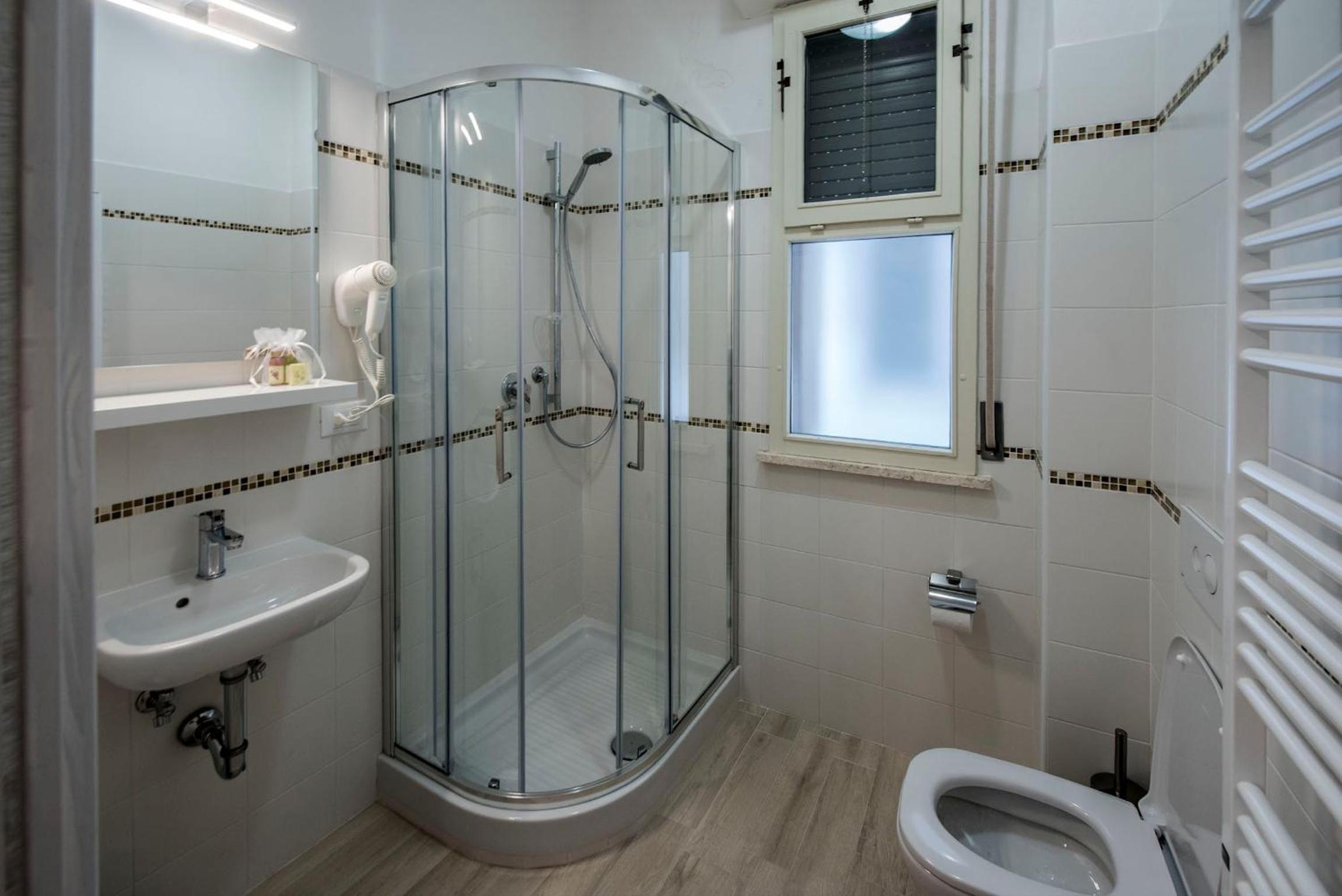 Twin Room with Private Bathroom - Photo 7