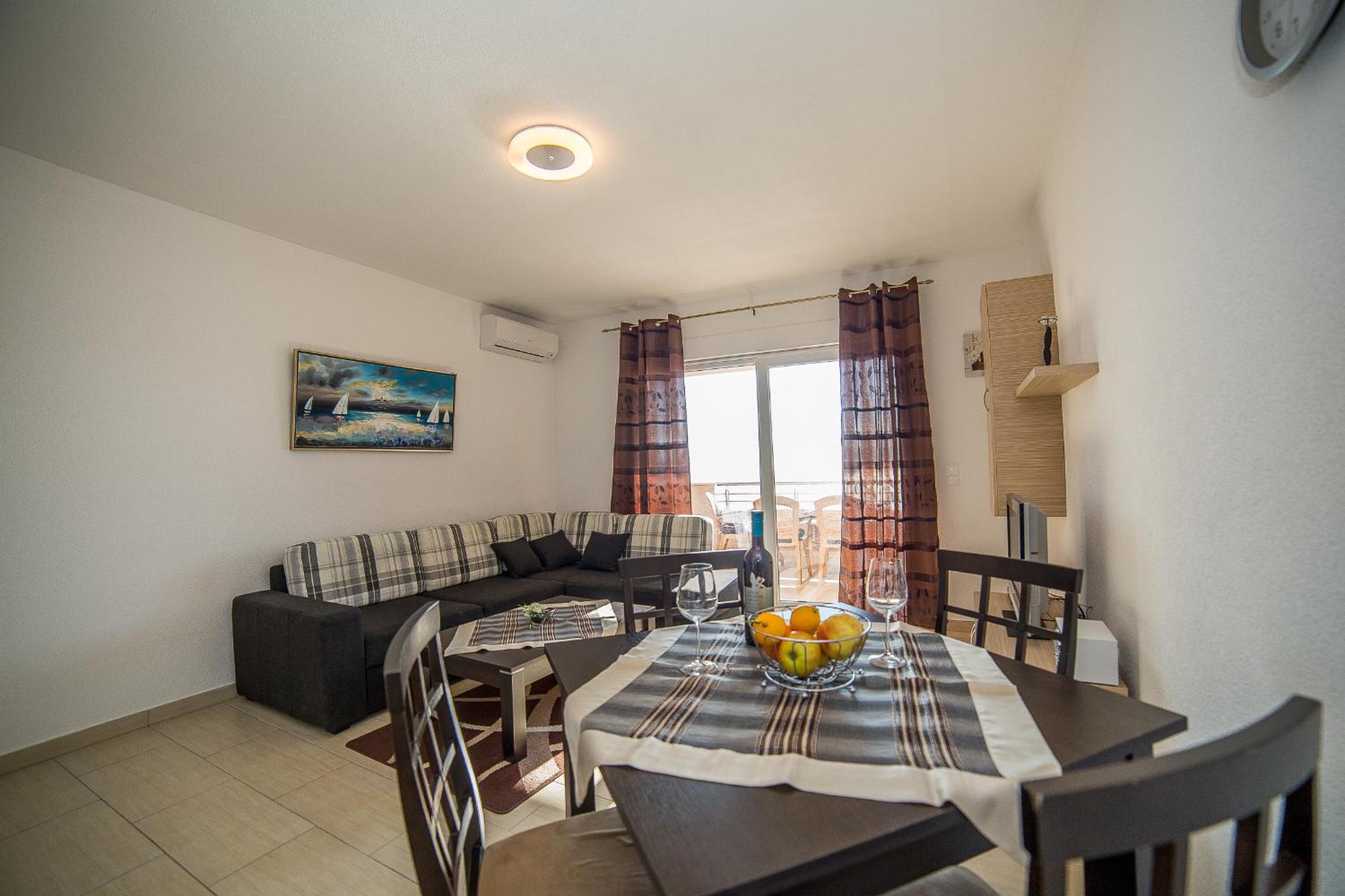 One-Bedroom Apartment with Balcony and Sea View photo 3