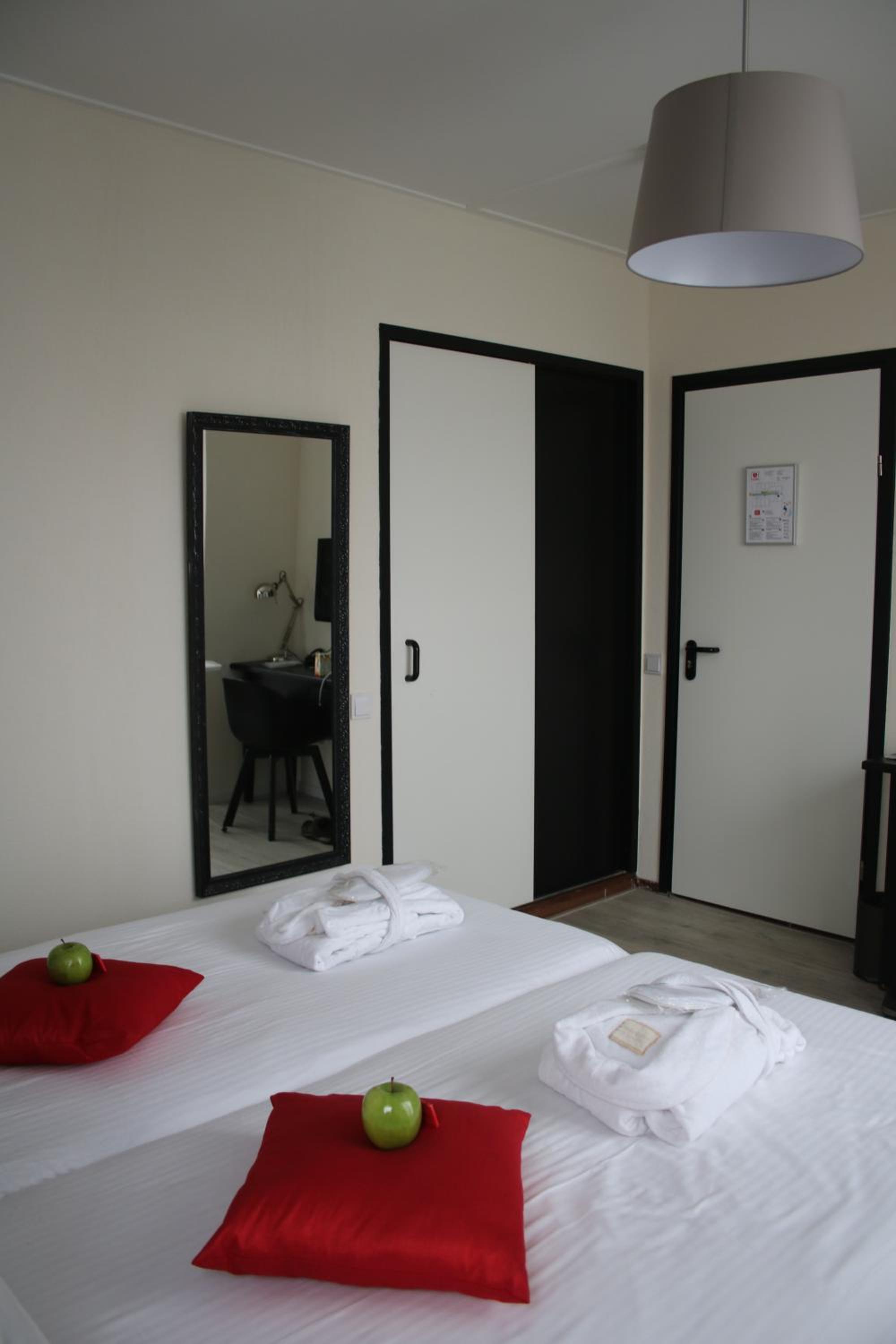 Twin Room with Balcony - Photo 3