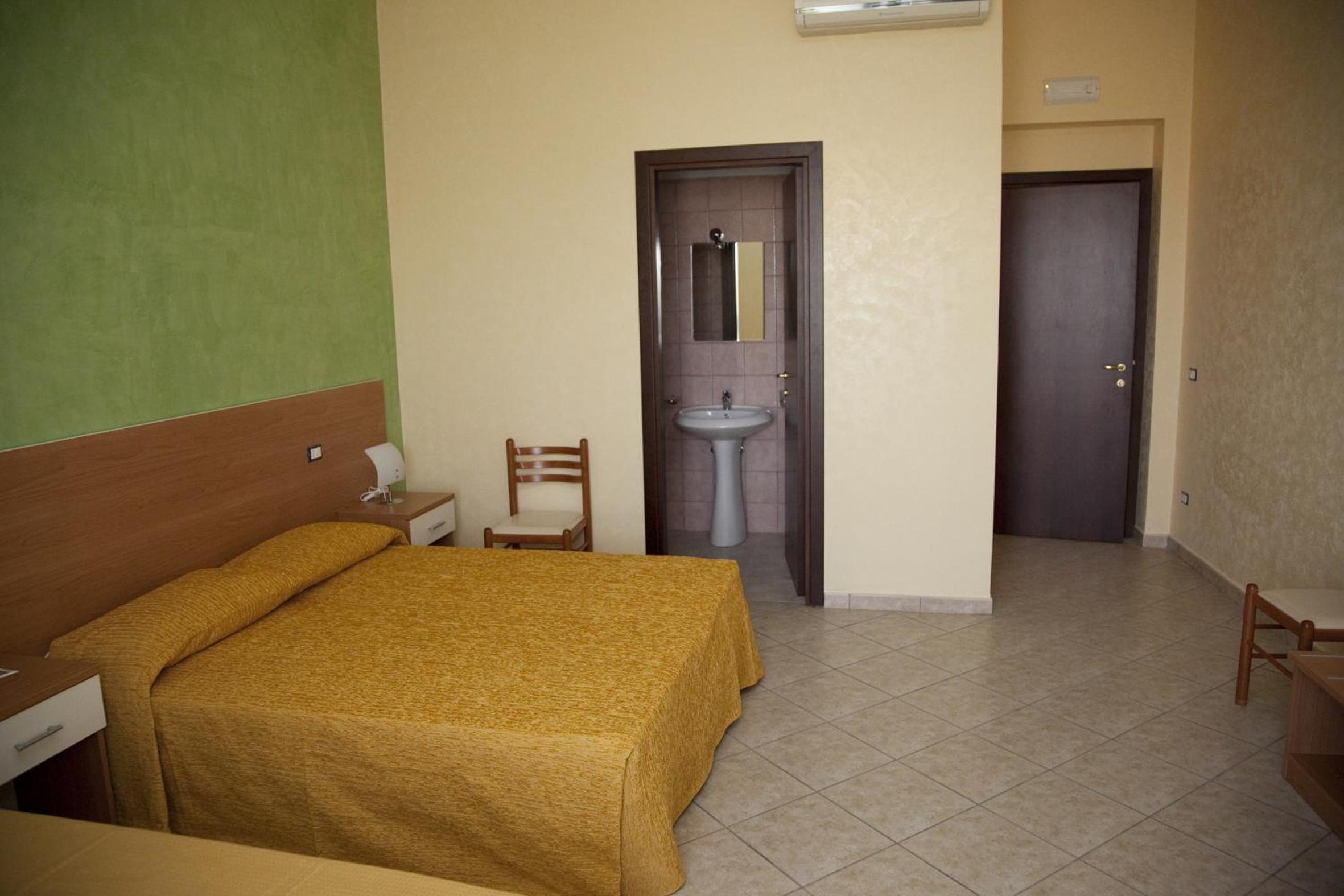 Triple Room with Private Bathroom - Photo 3