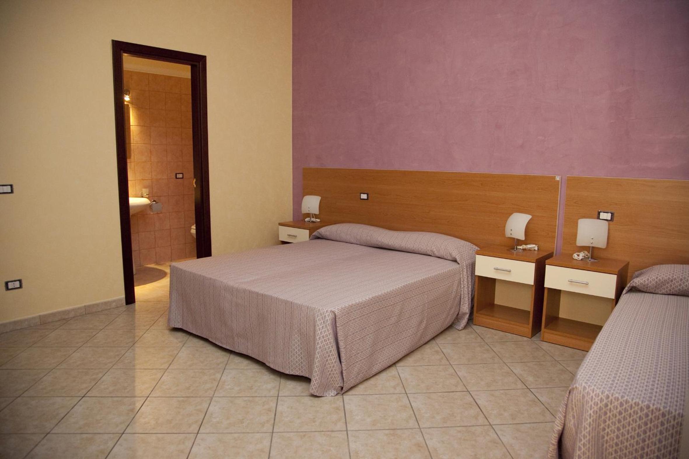 Large Double Room - Photo 1