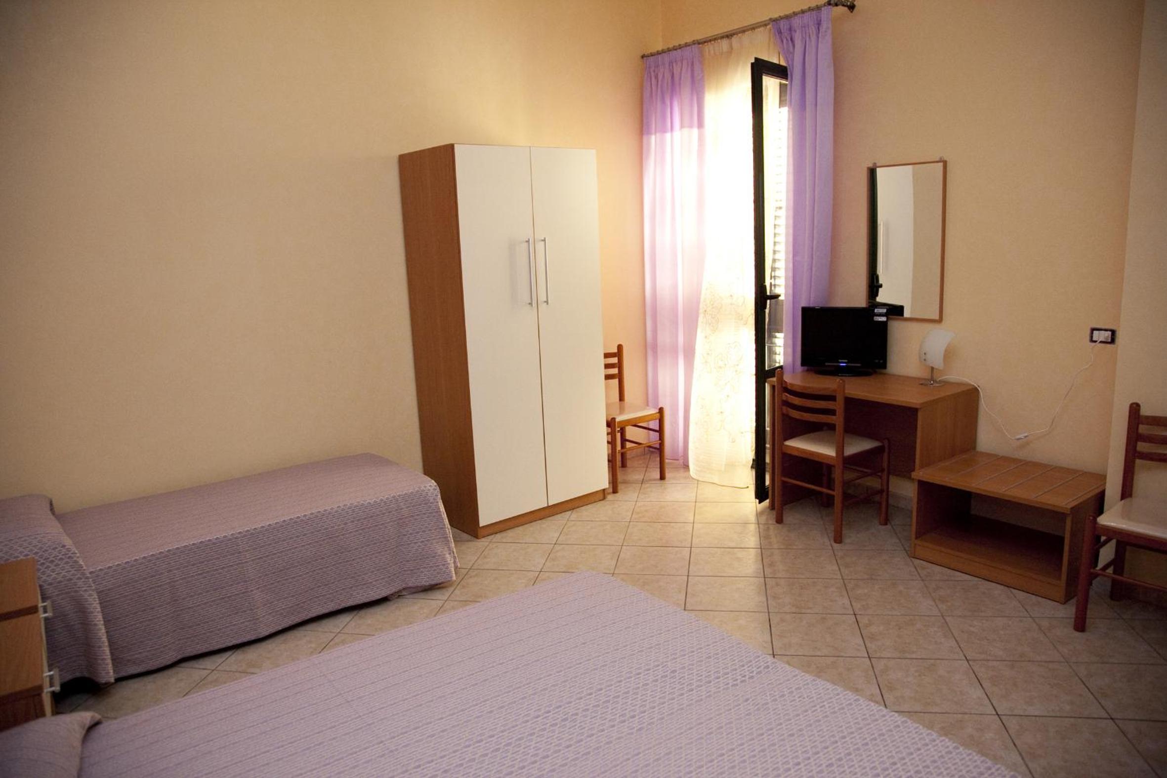 Triple Room with Private Bathroom - Photo 2