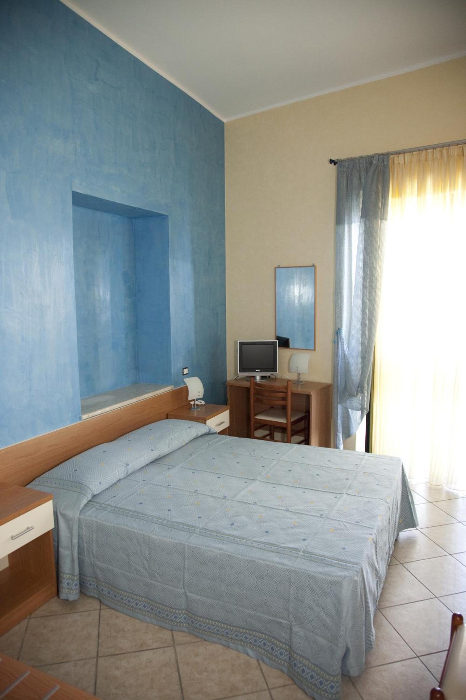 Double Room with Balcony - Photo 3