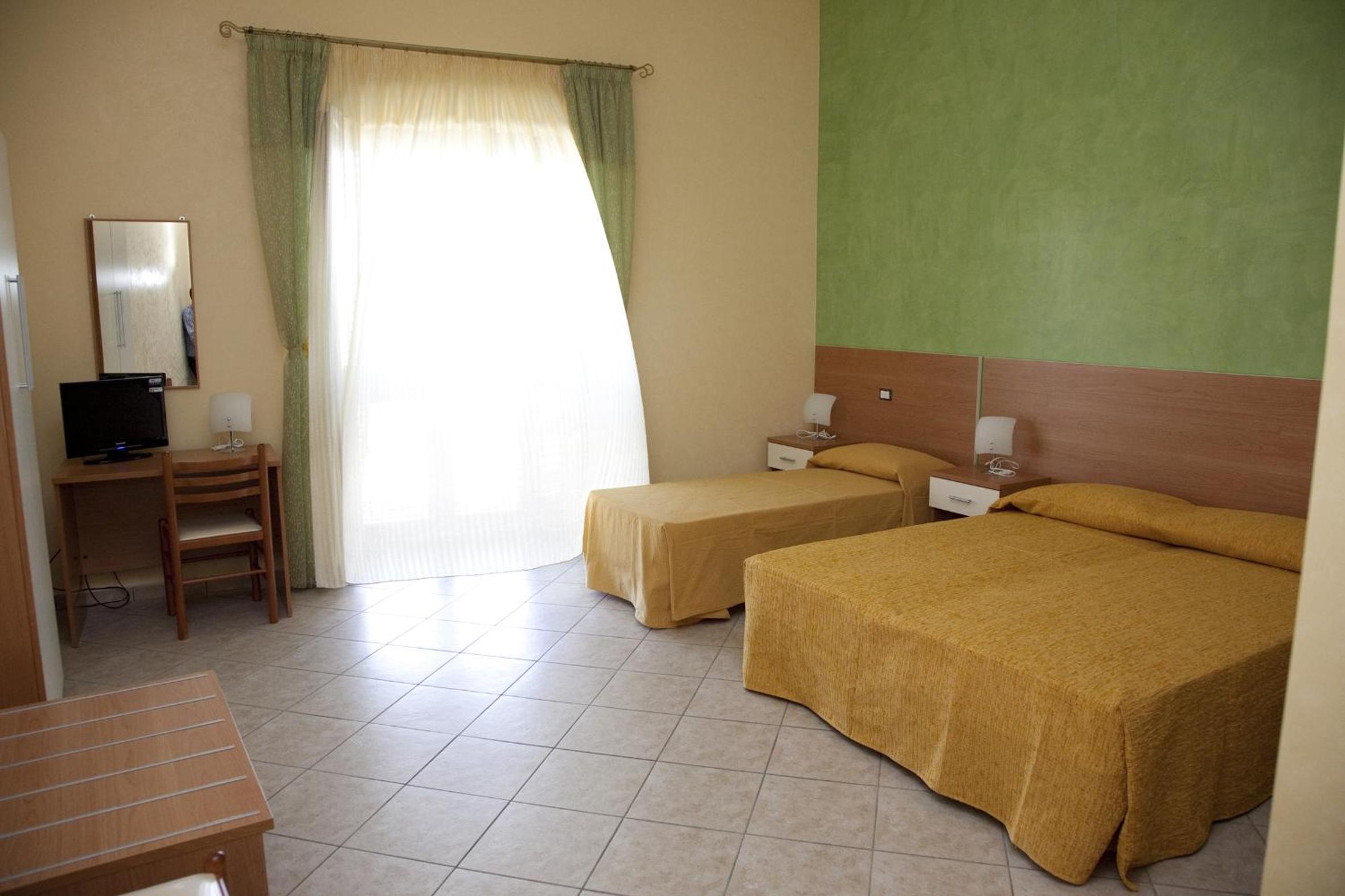 Triple Room with Private Bathroom - Photo 5