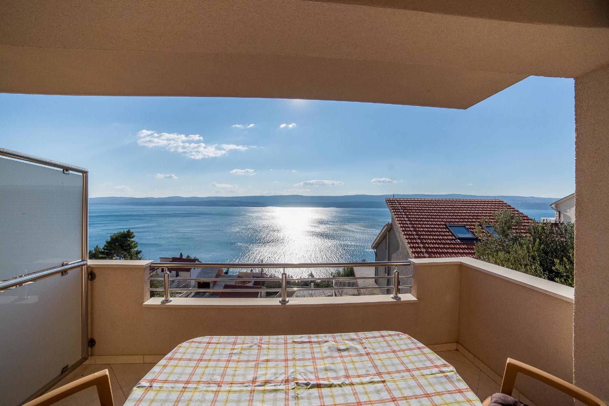 One-Bedroom Apartment with Terrace and Sea View photo 3