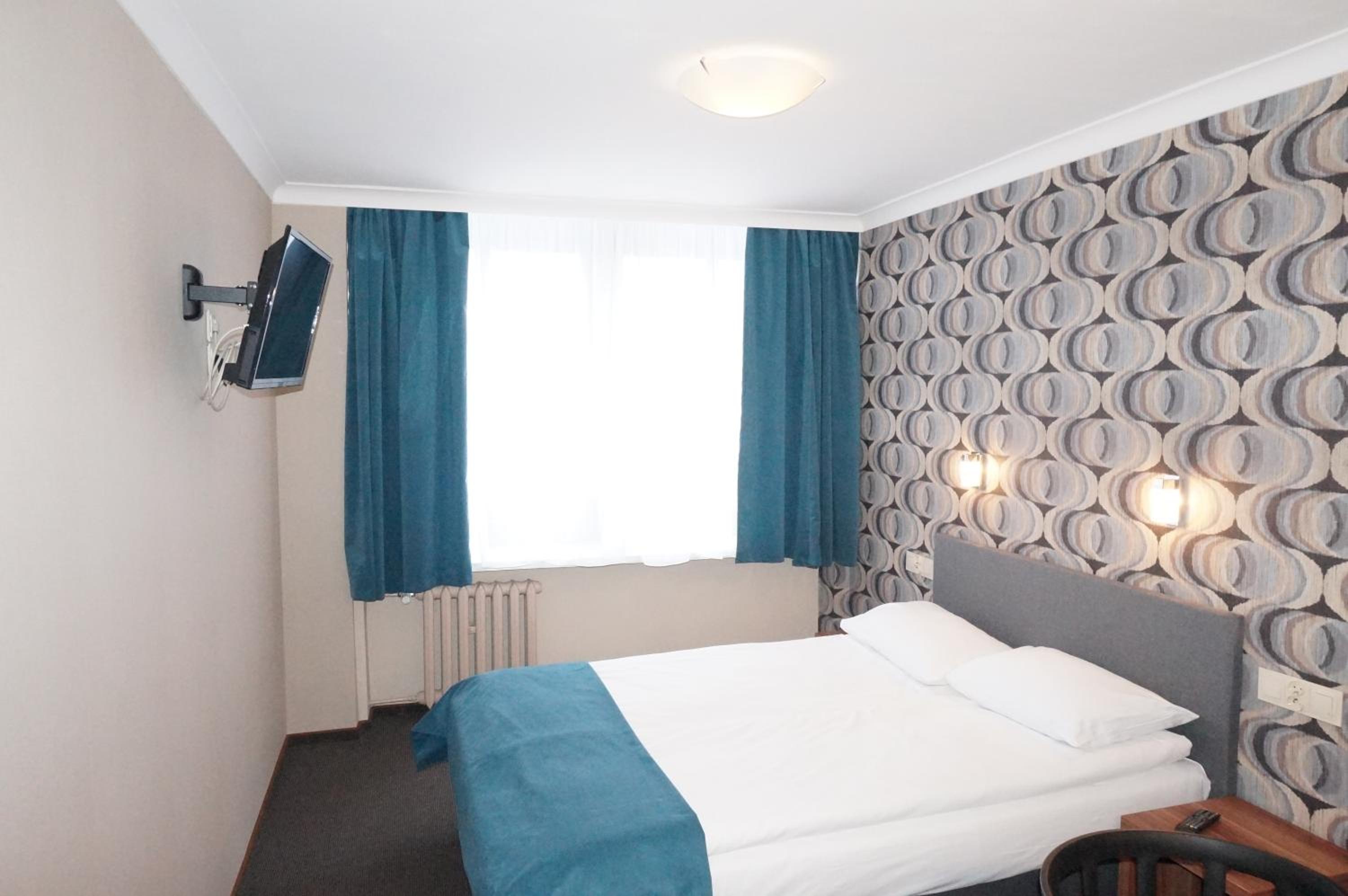 Standard King Room - Photo 10