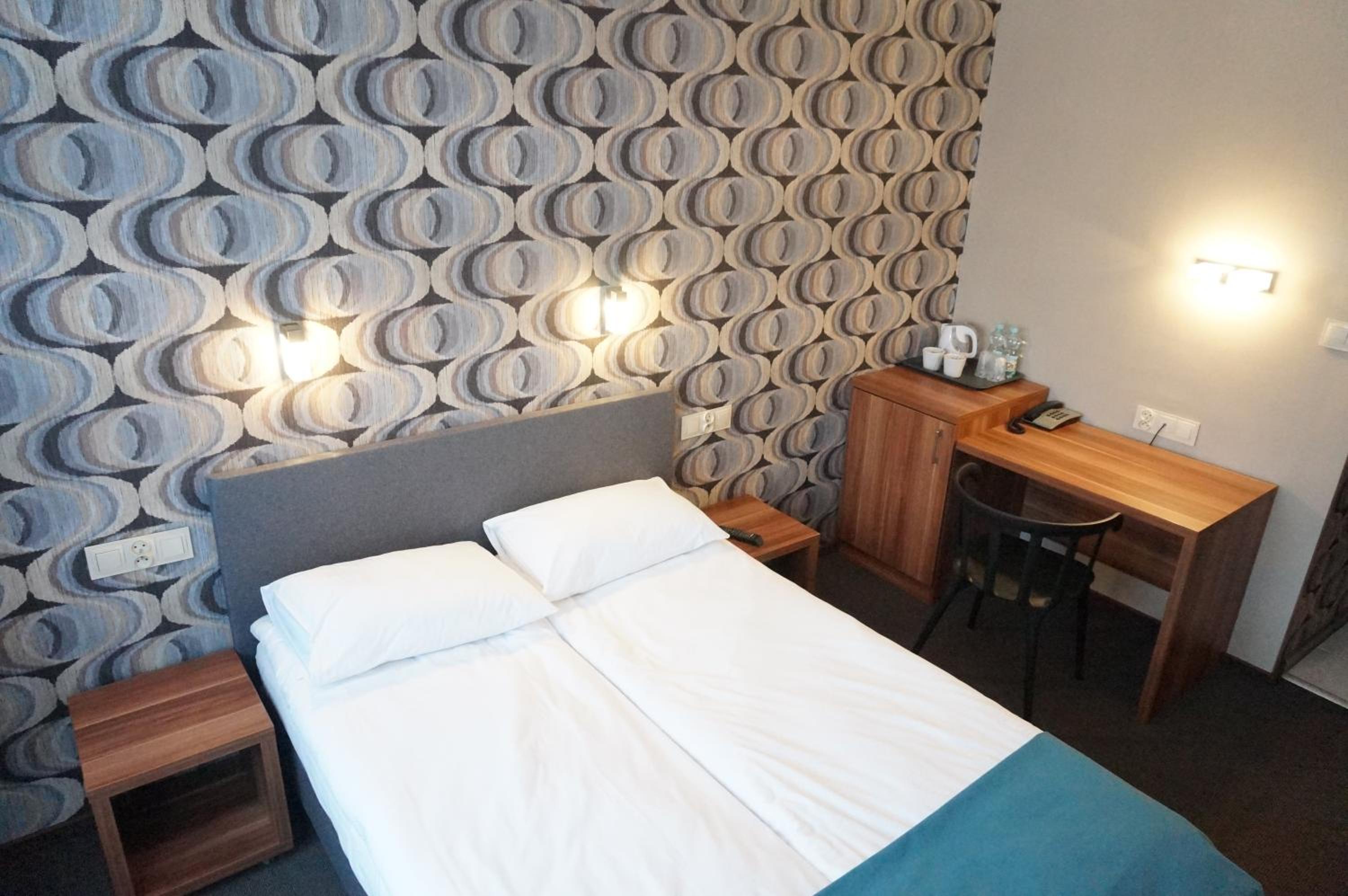 Standard King Room - Photo 11