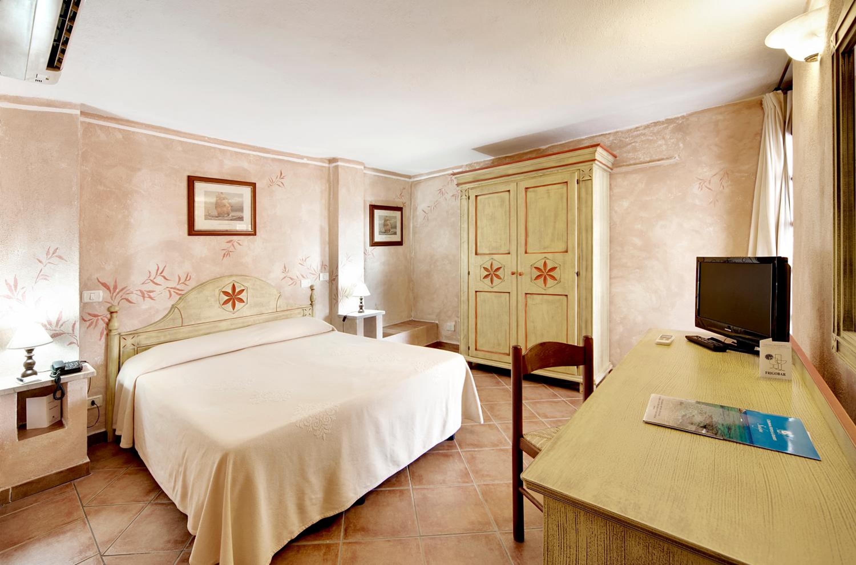 Double or Twin Room with Side Sea View - Photo 1