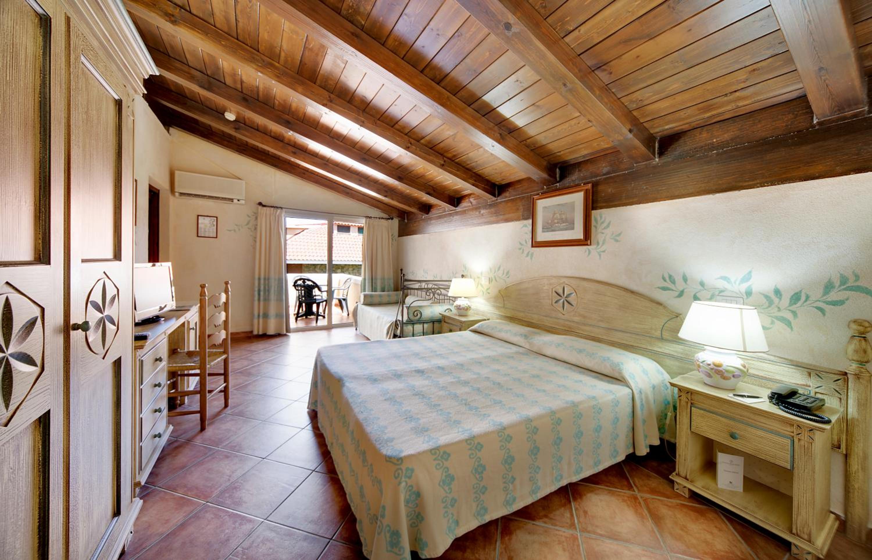 Standard Triple Room with Balcony - Photo 2