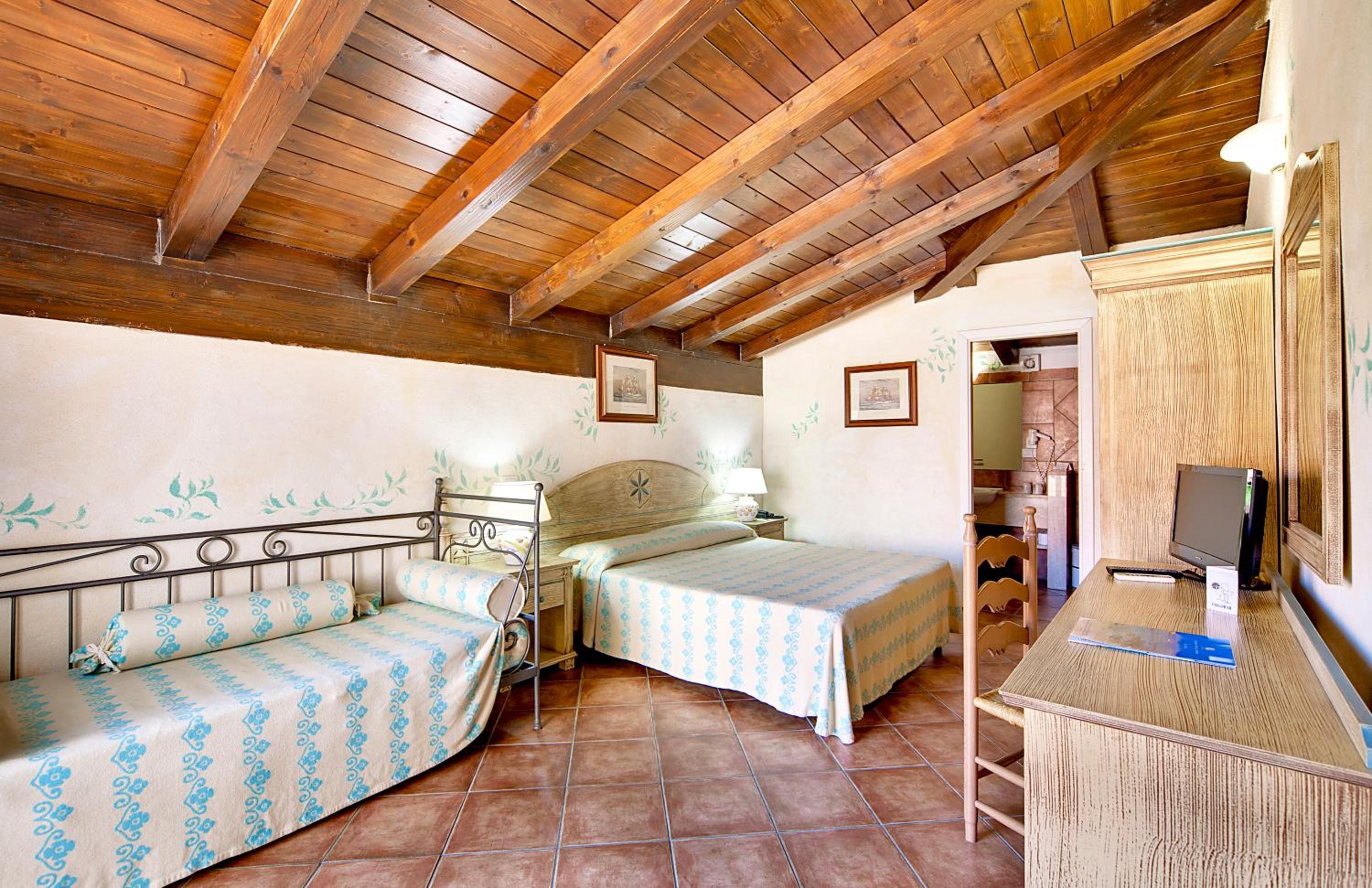 Standard Triple Room with Balcony - Photo 1
