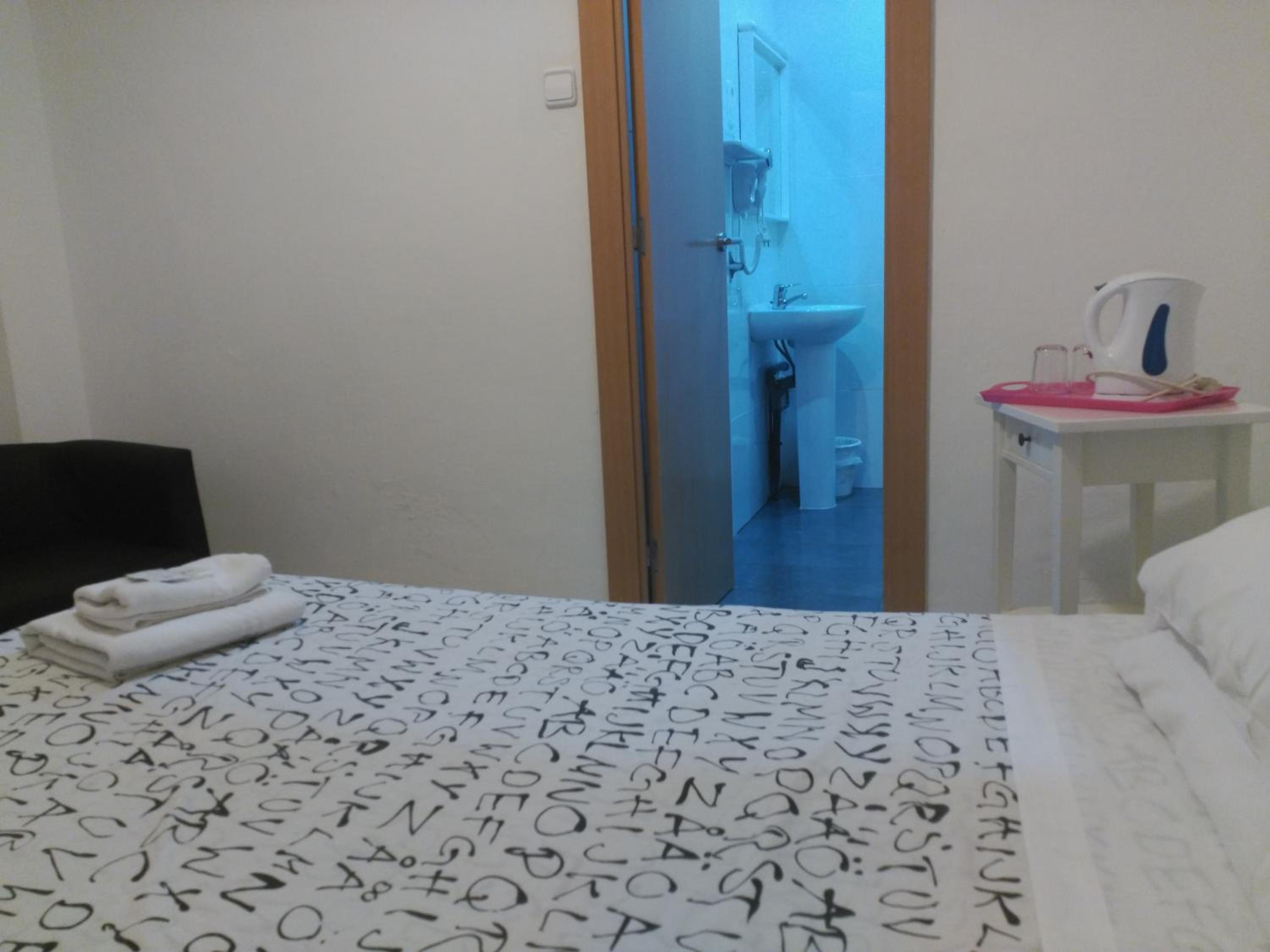 Double or Twin Room with Private Bathroom photo 3
