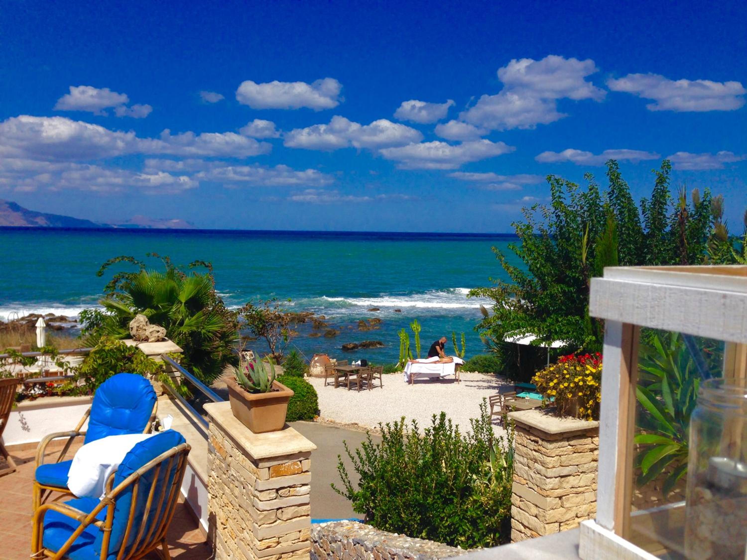 Double or Twin Room with Partial Sea View photo 2