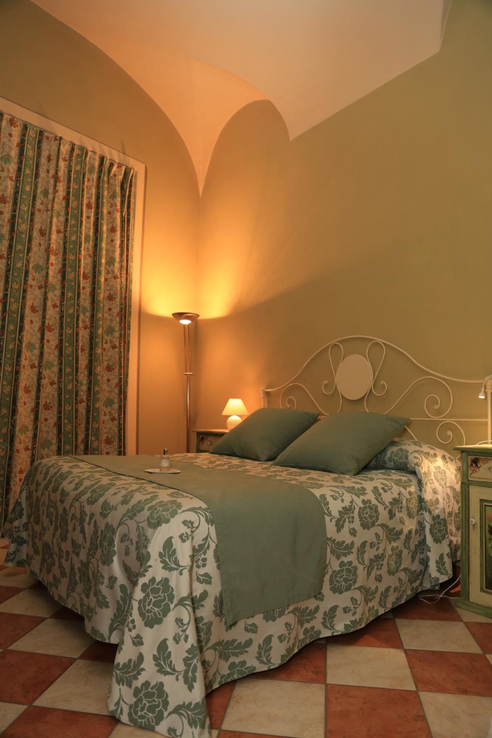 Deluxe One-Bedroom Apartment - Photo 14