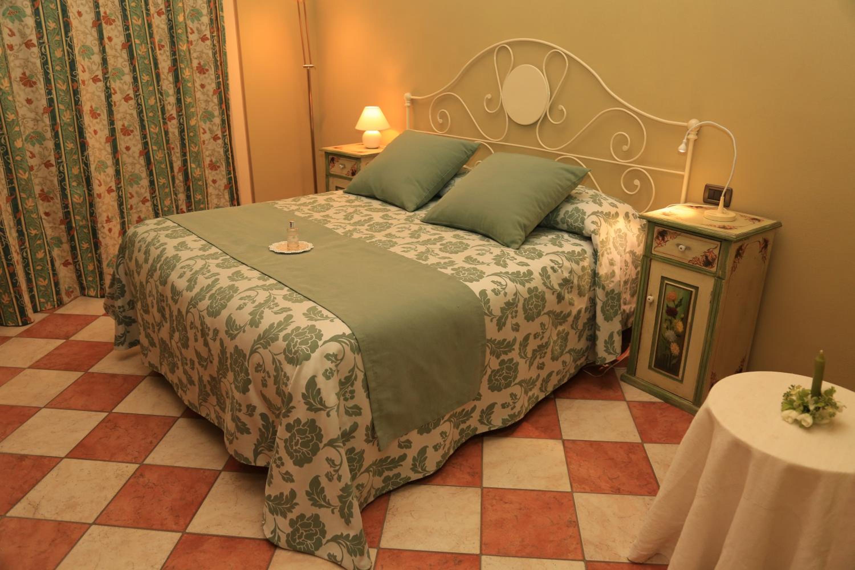 Deluxe One-Bedroom Apartment - Photo 1