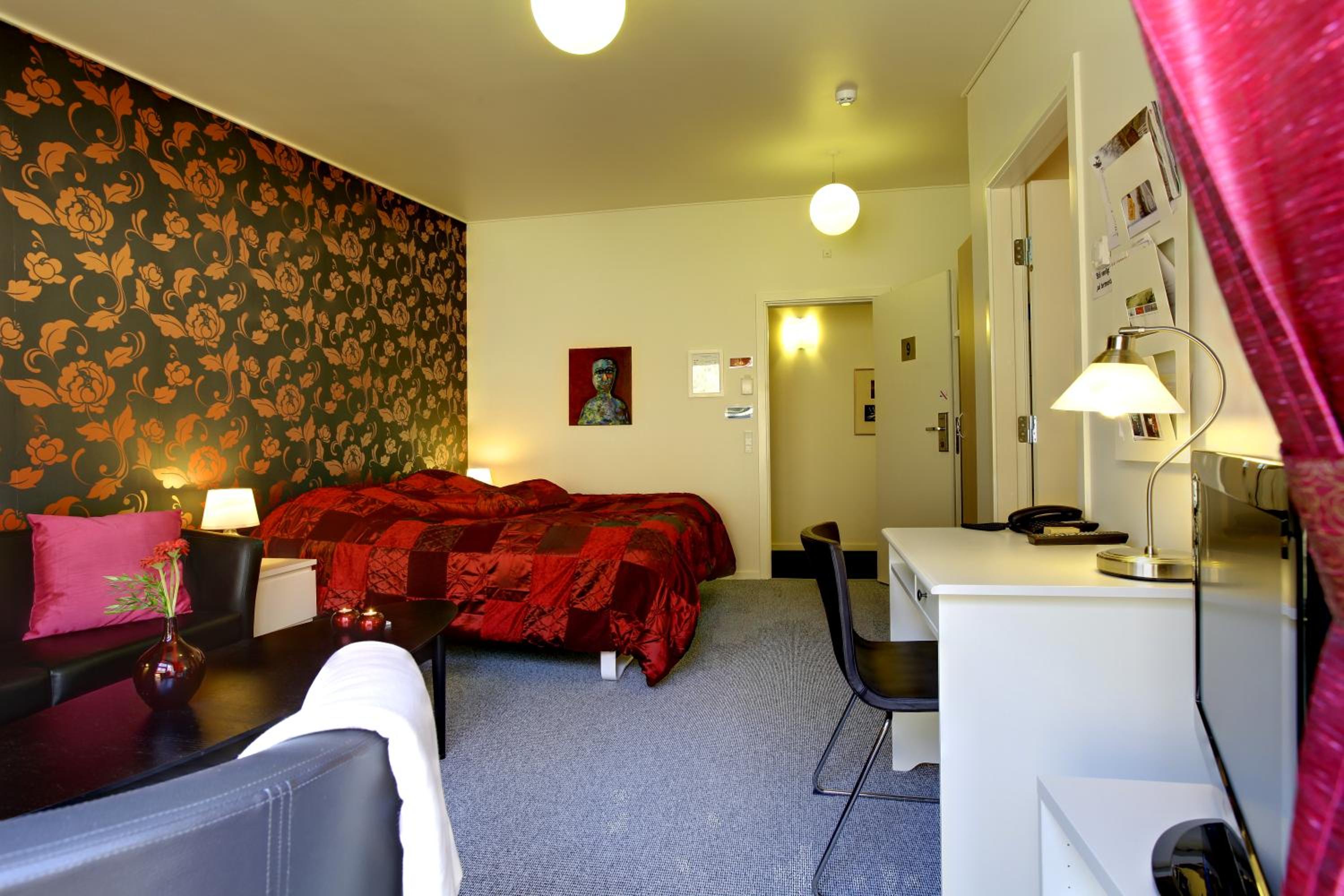 Large Double Room - Photo 1