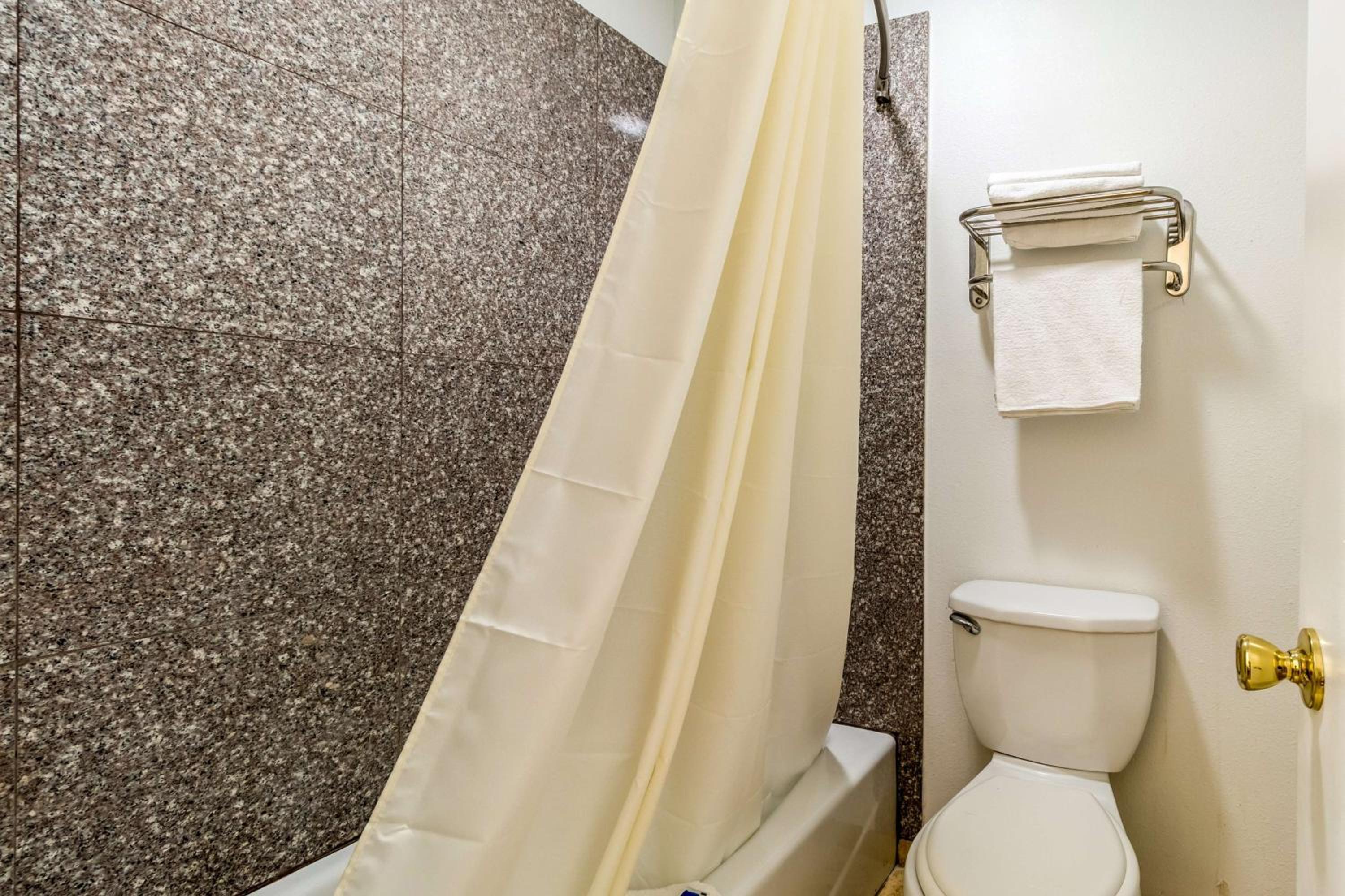 Deluxe Queen Room with Two Queen Beds - Non-Smoking photo 3