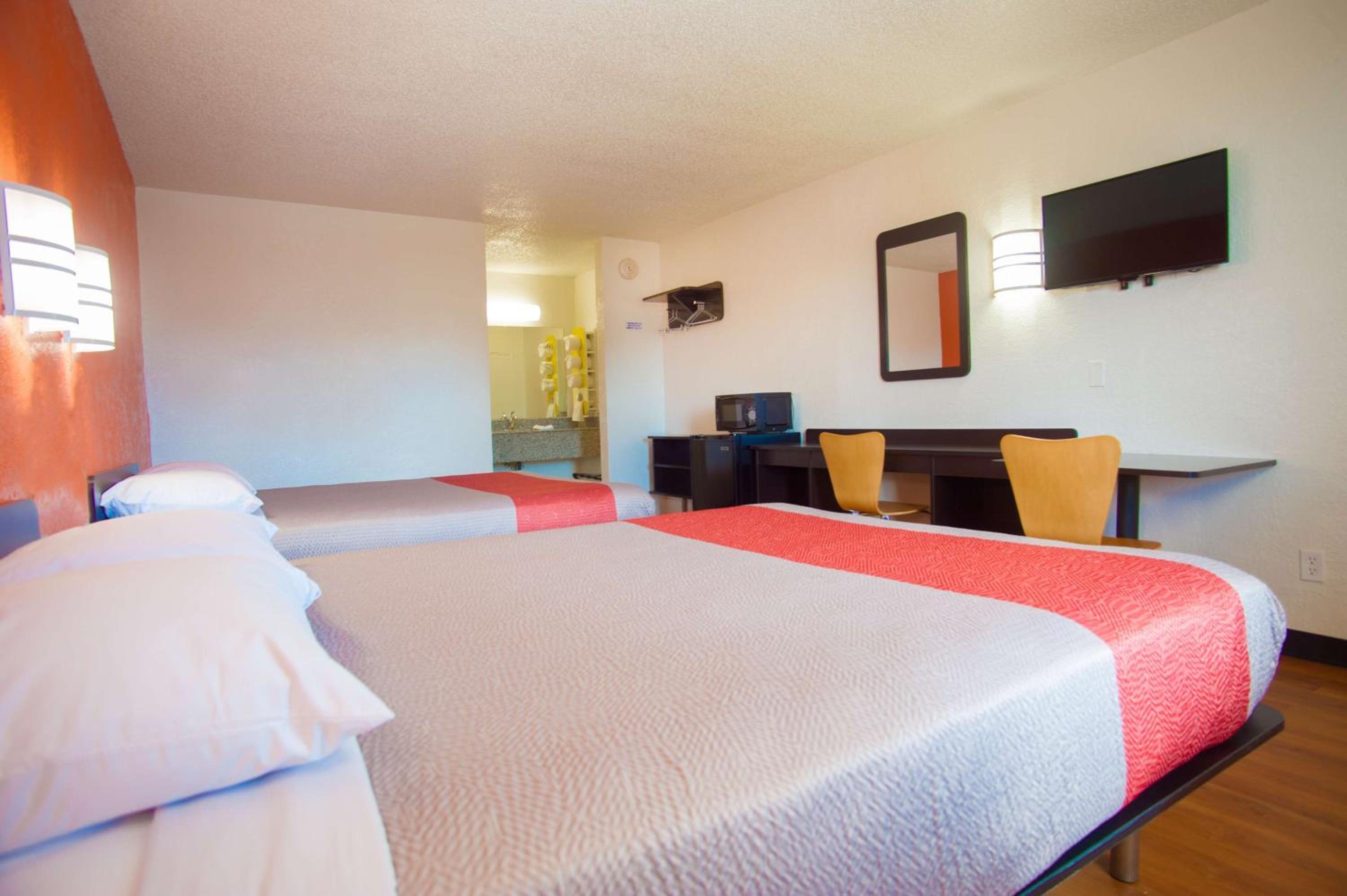 Queen Room with Two Queen Beds - Non-Smoking - Photo 3