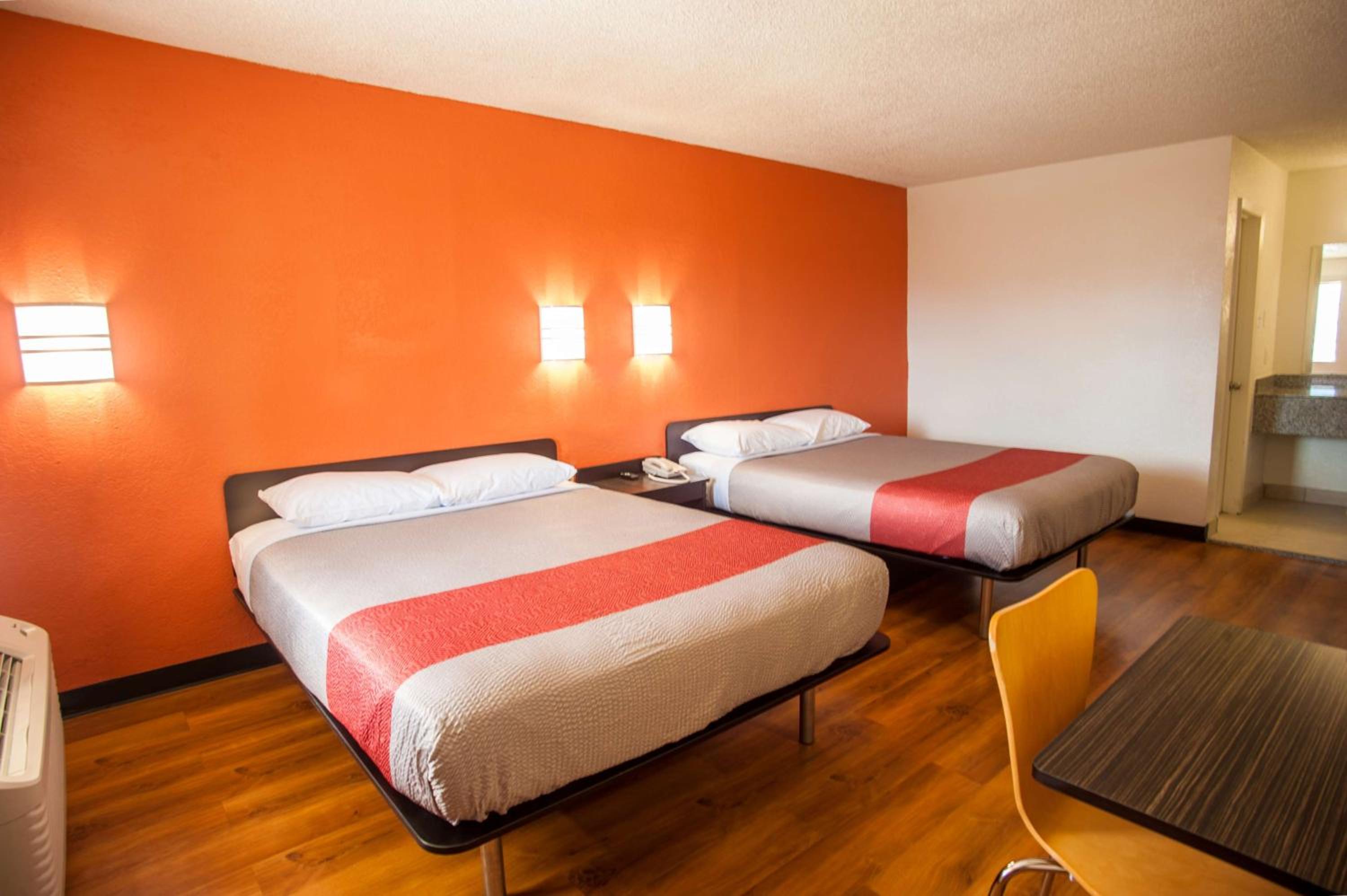 Queen Room with Two Queen Beds - Non-Smoking - Photo 2