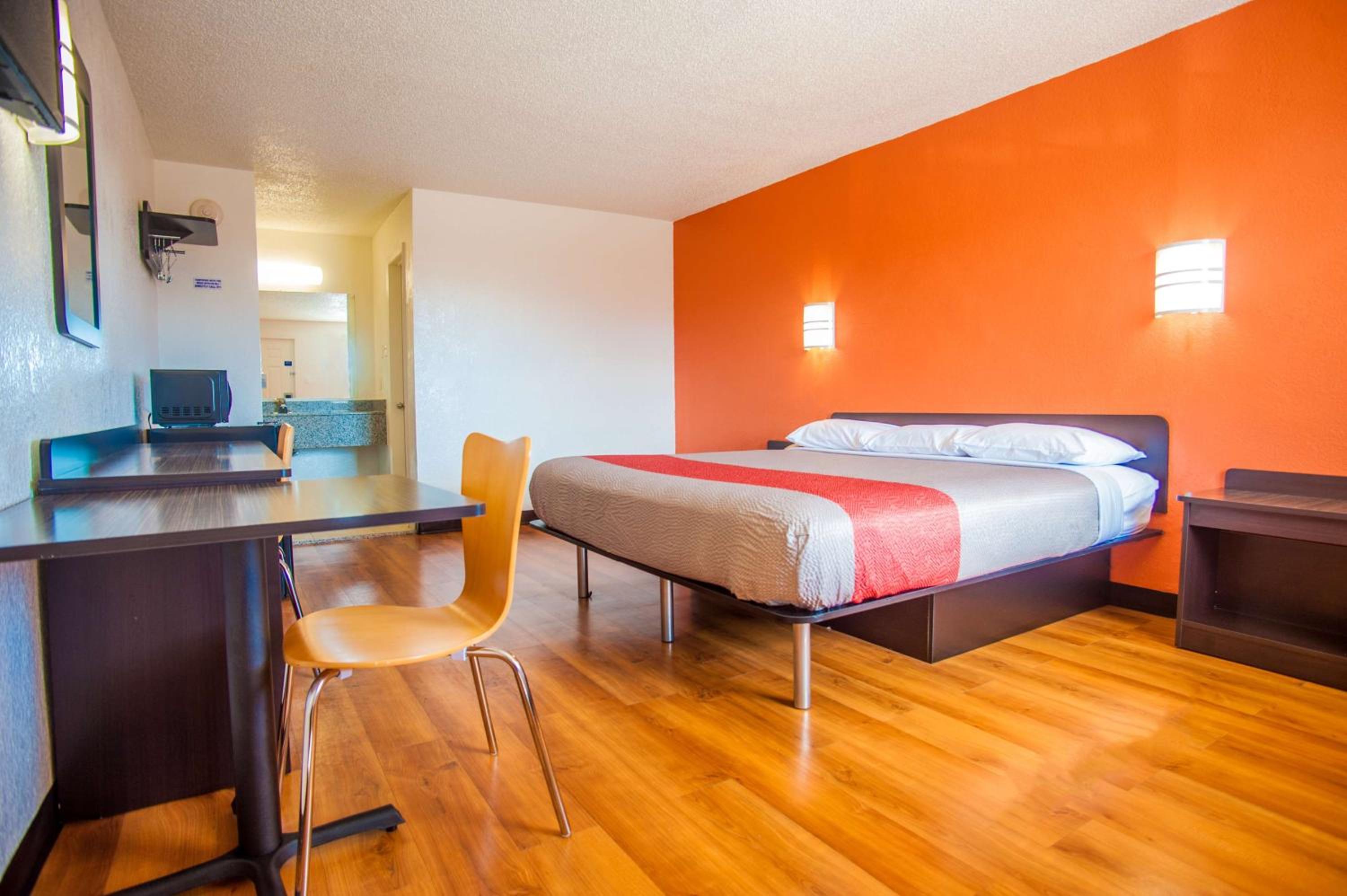 King Room - Non-Smoking - Photo 3