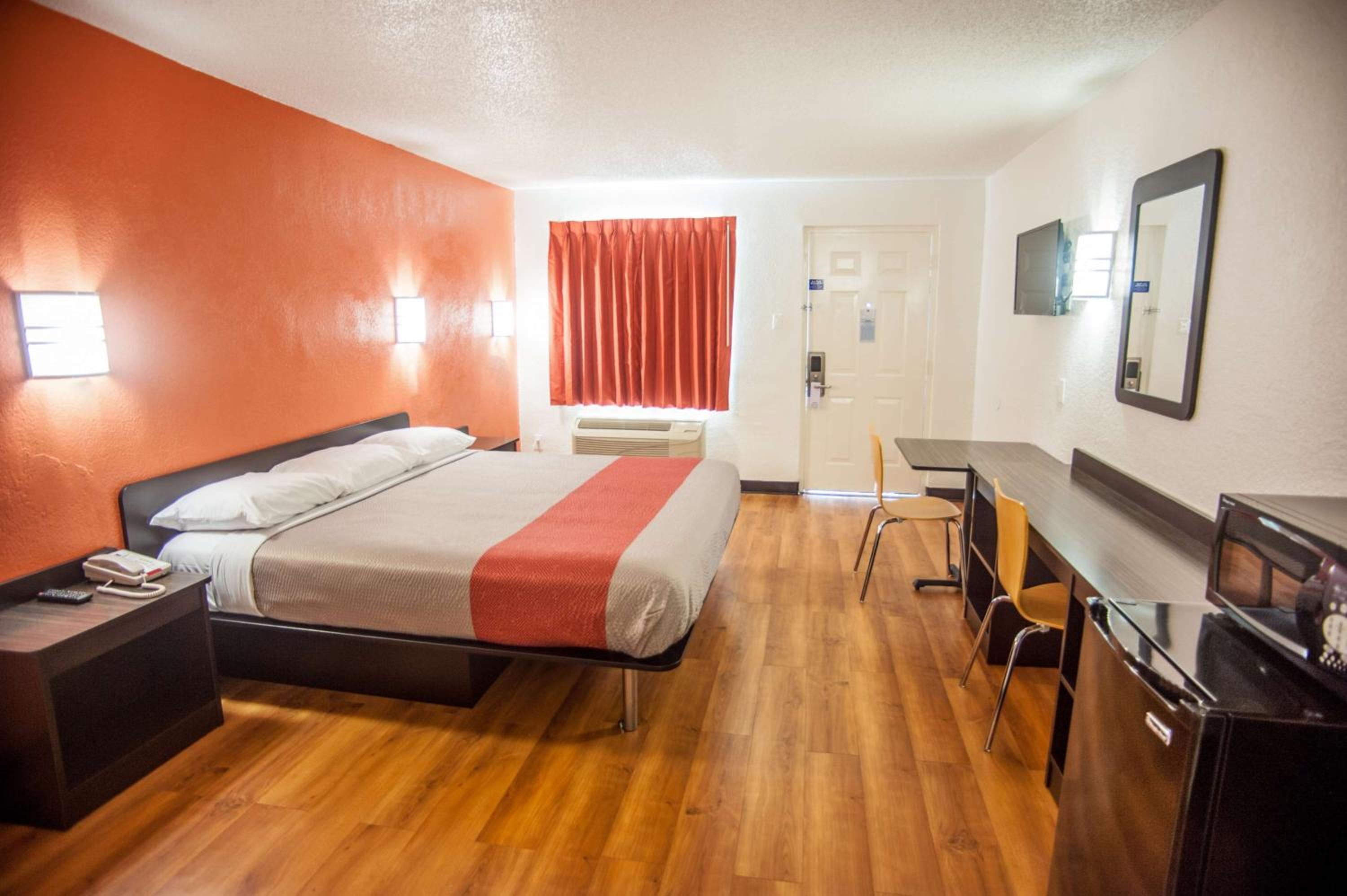 King Room - Non-Smoking - Photo 1