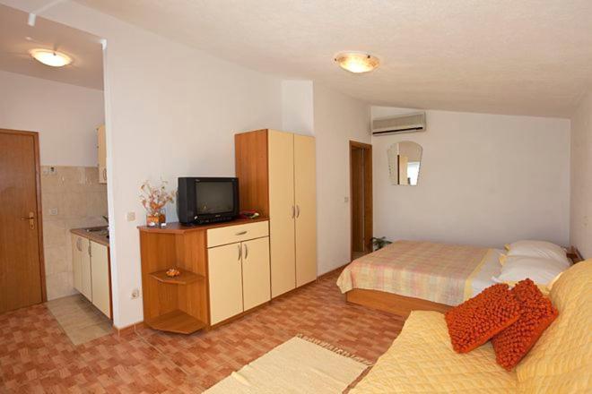 Studio (3 Adults)