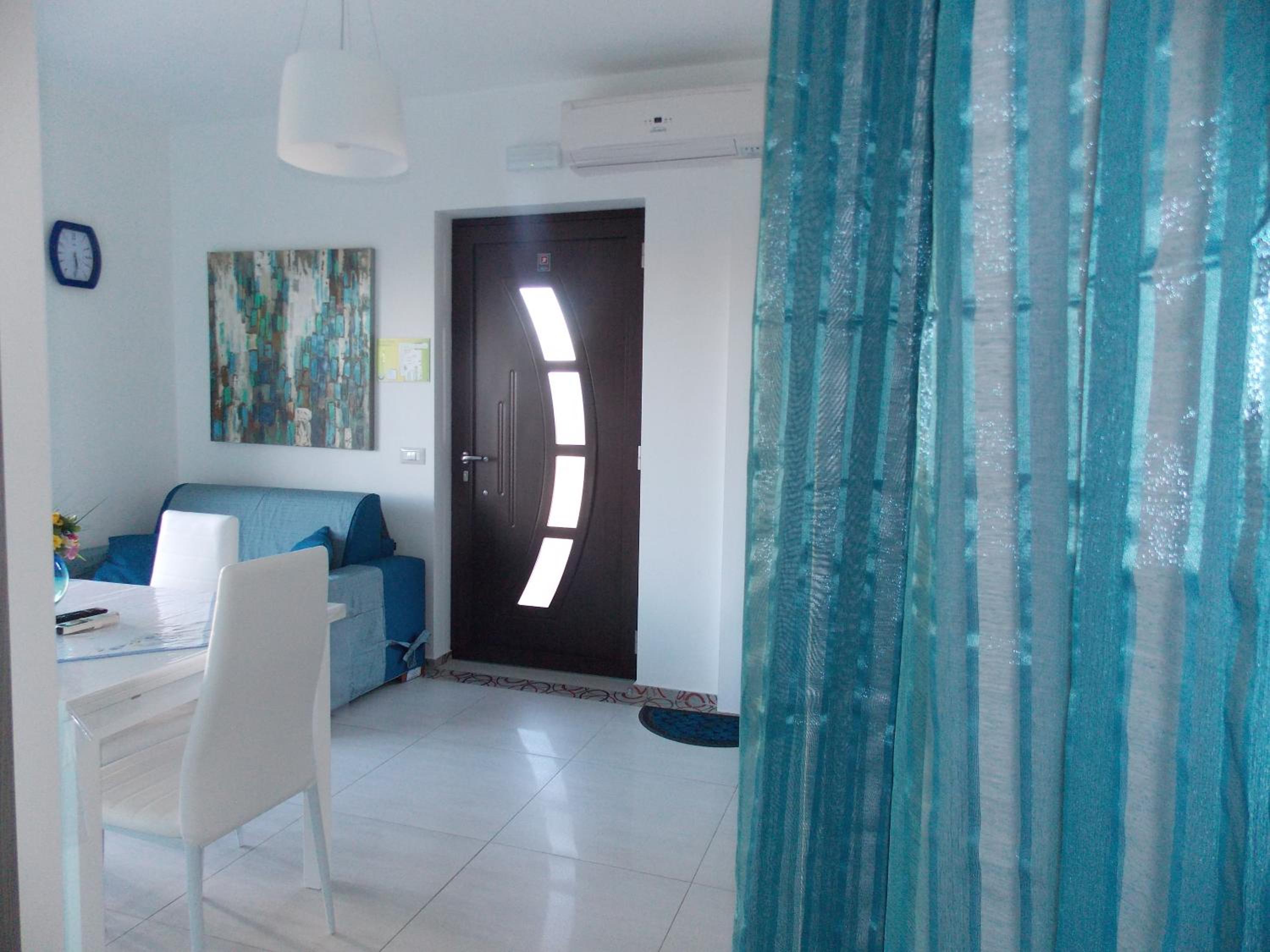 One-Bedroom House - Photo 8
