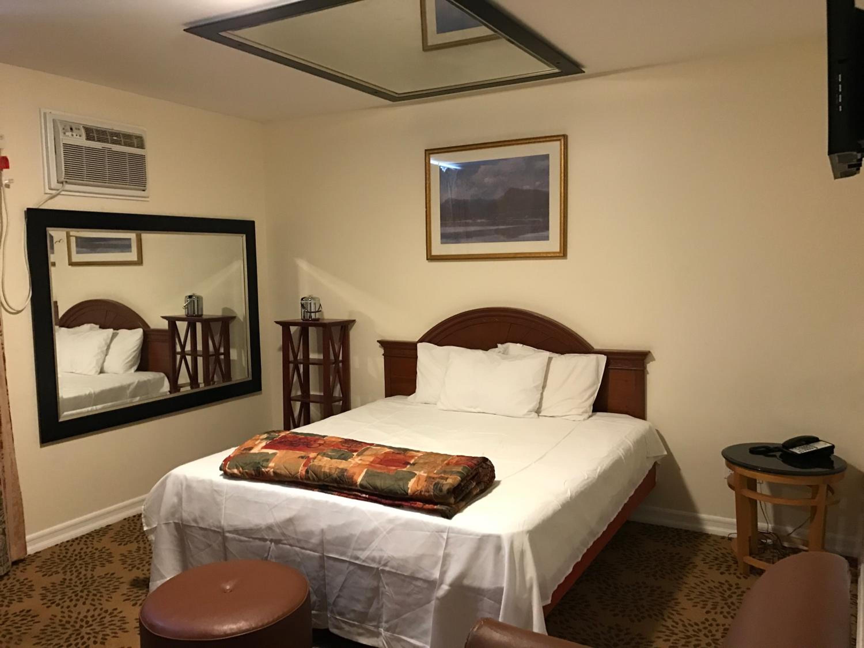 Deluxe Queen Room - Photo 1