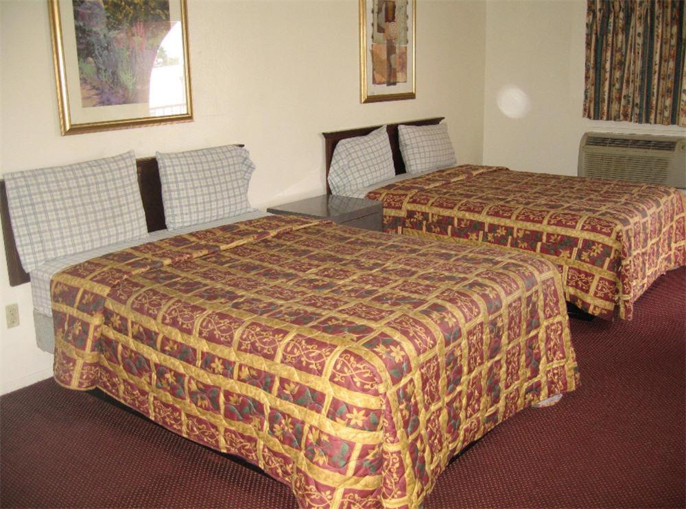 Deluxe King Room with Two King Beds, Non-Smoking - Photo 6