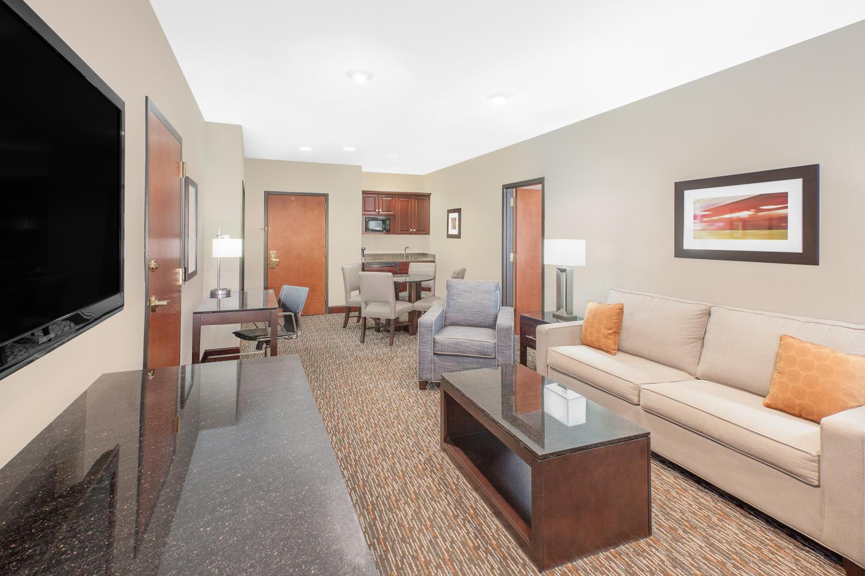 One-Bedroom Deluxe King Suite - Non-Smoking - Photo 2