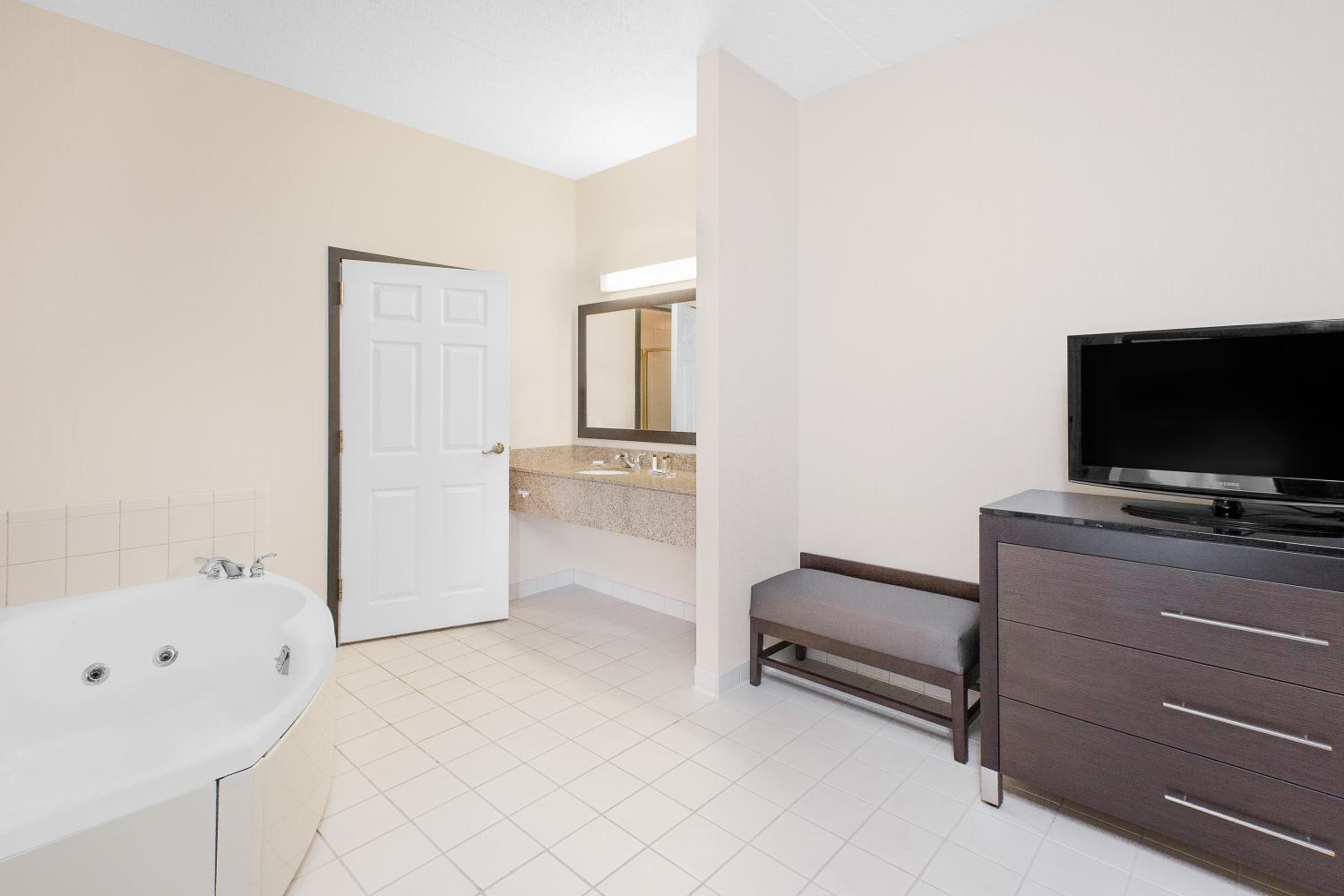 King Studio Suite - Non-Smoking - Photo 6