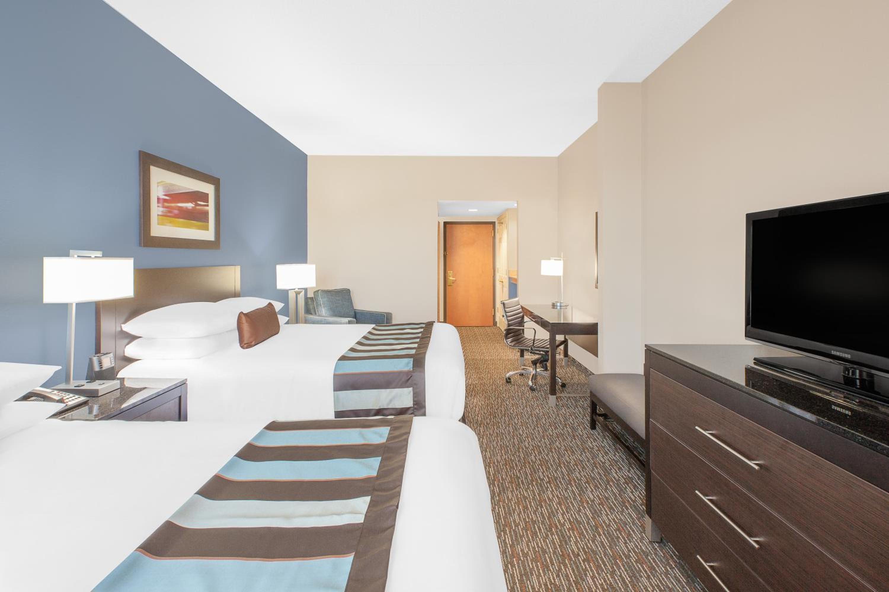 Queen Room with Two Queen Beds - Non-Smoking - Photo 10