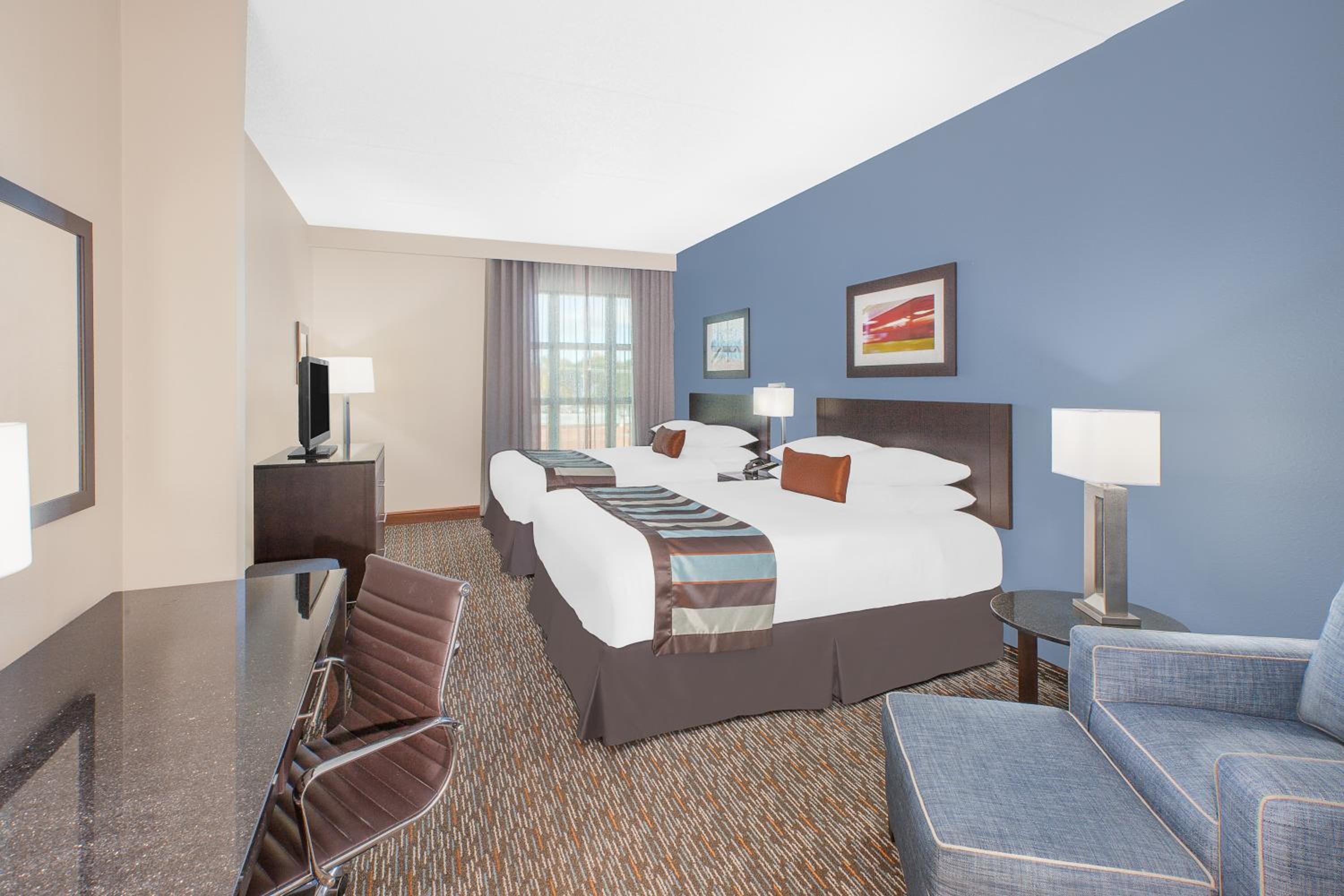 Queen Room with Two Queen Beds - Non-Smoking - Photo 2