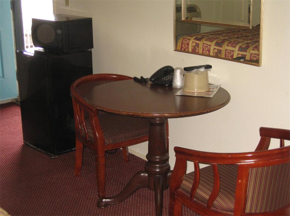 Deluxe King Room - Photo 13