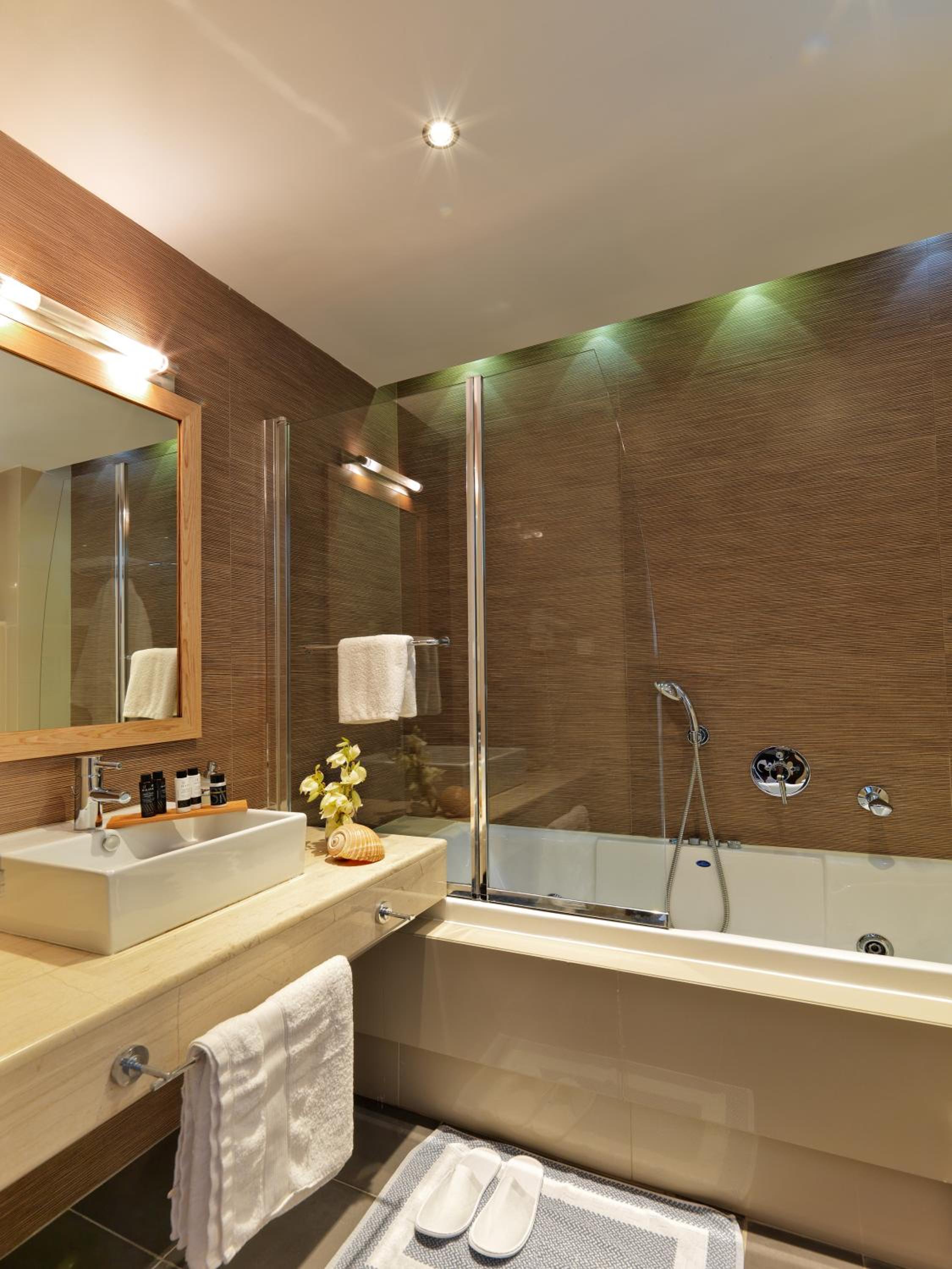 Deluxe Double Room with Side Sea View - Photo 4