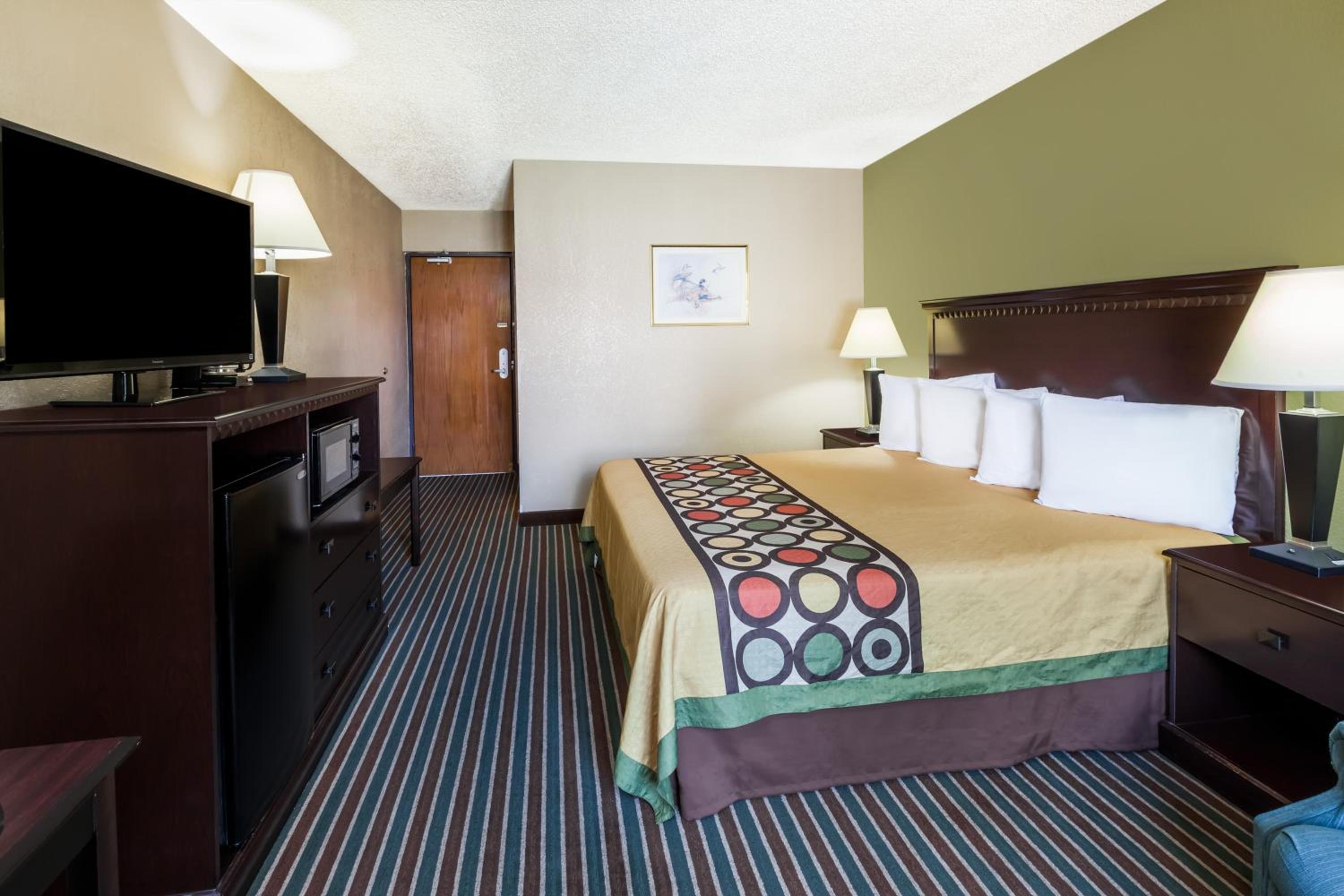 King Room - Non-Smoking - Photo 3