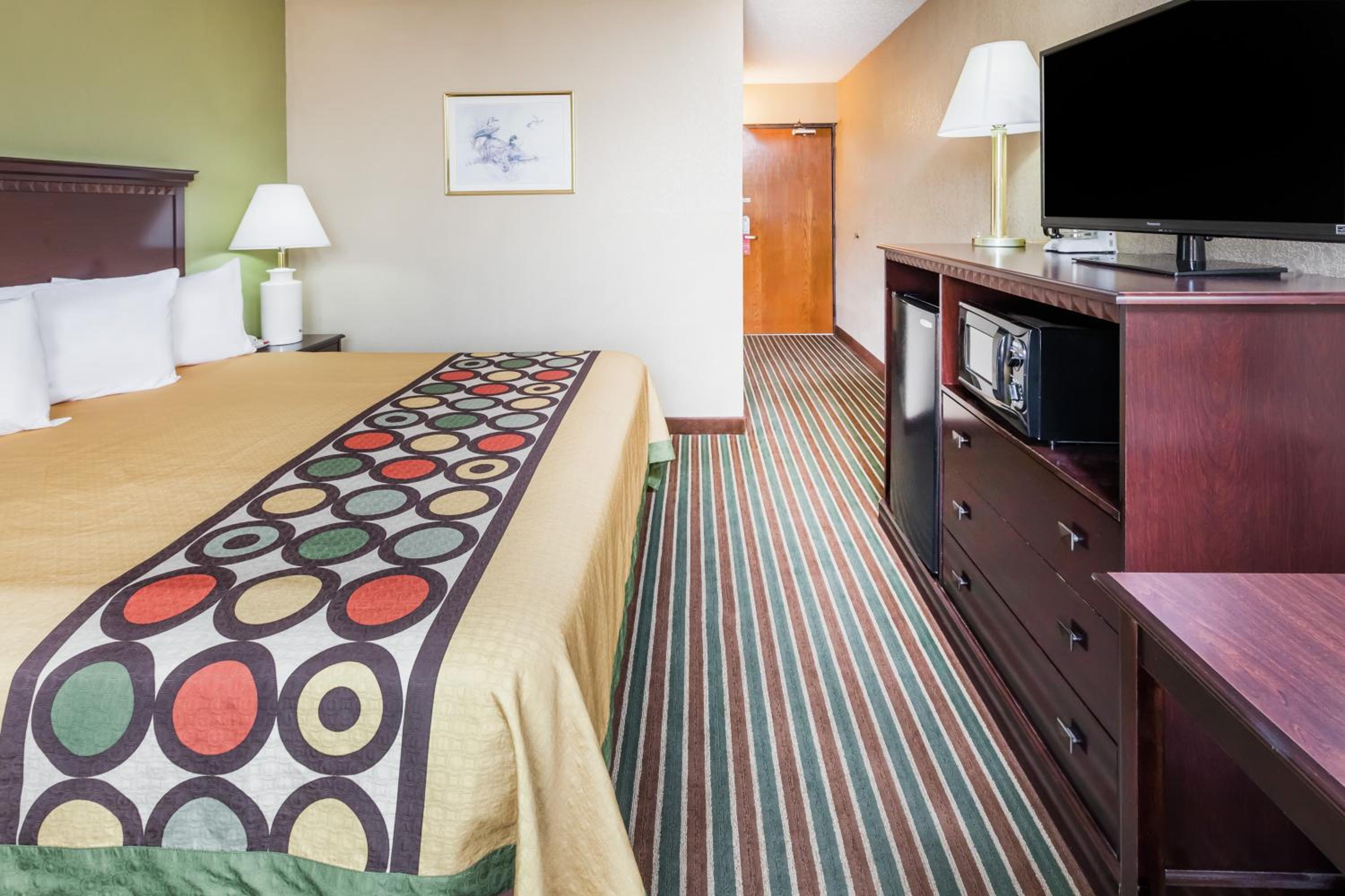King Room - Non-Smoking - Photo 2