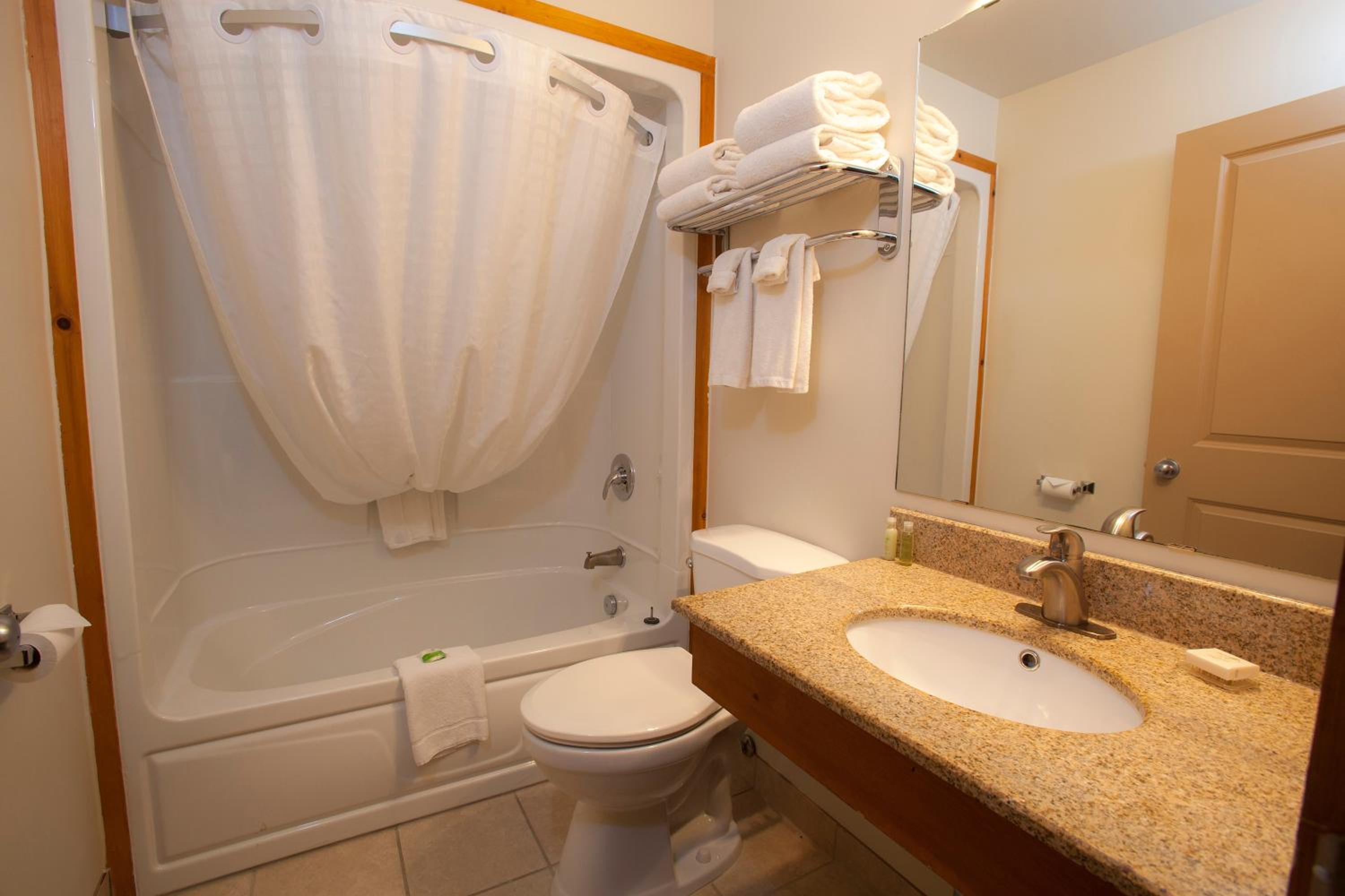 Queen Room with Two Queen Beds photo 2