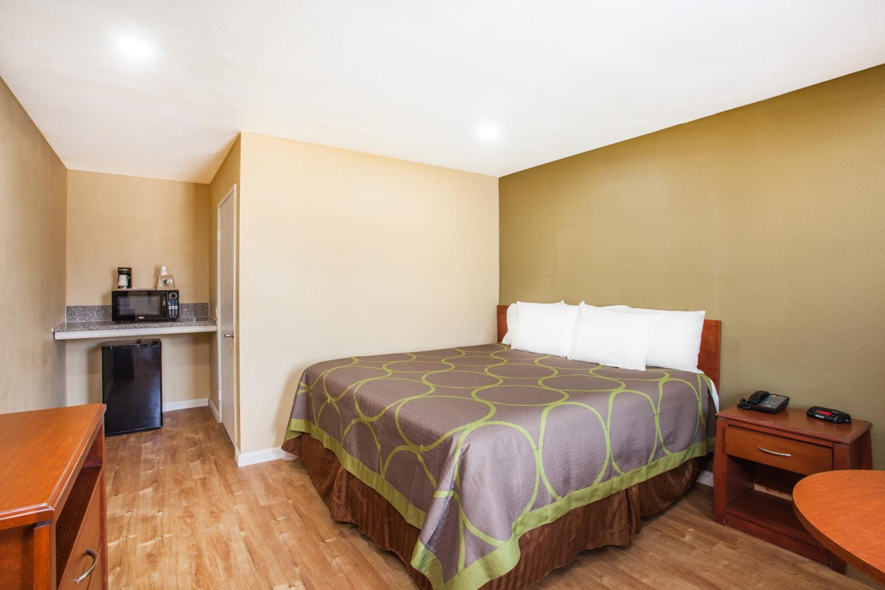King Room - Non-Smoking - Photo 2