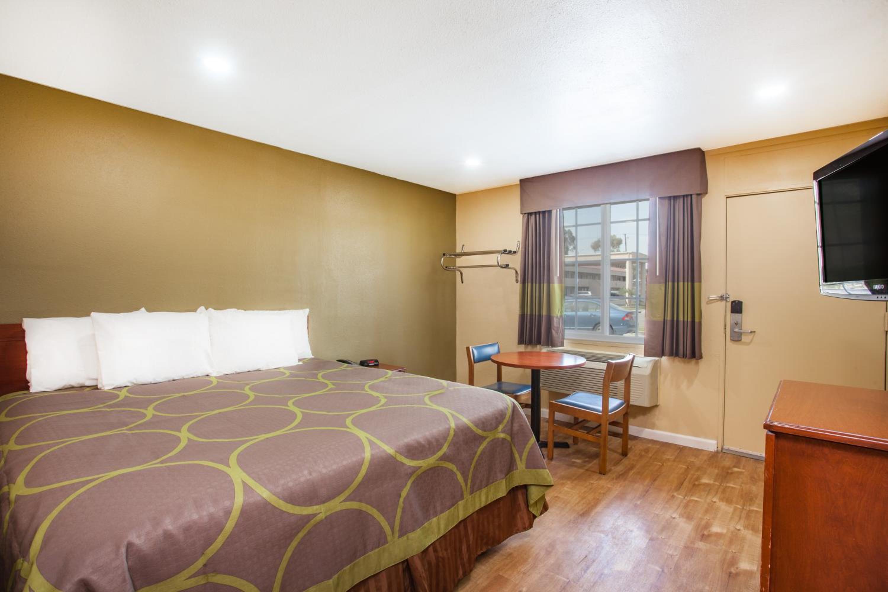 King Room - Non-Smoking - Photo 3