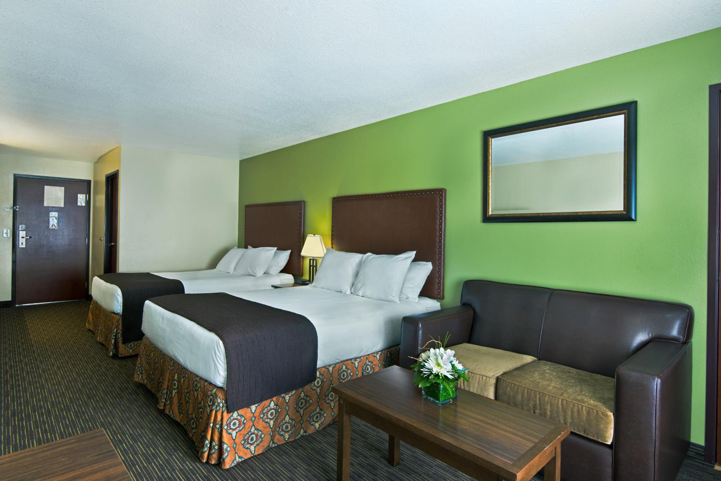 2 Queen Suite Annex photo 1