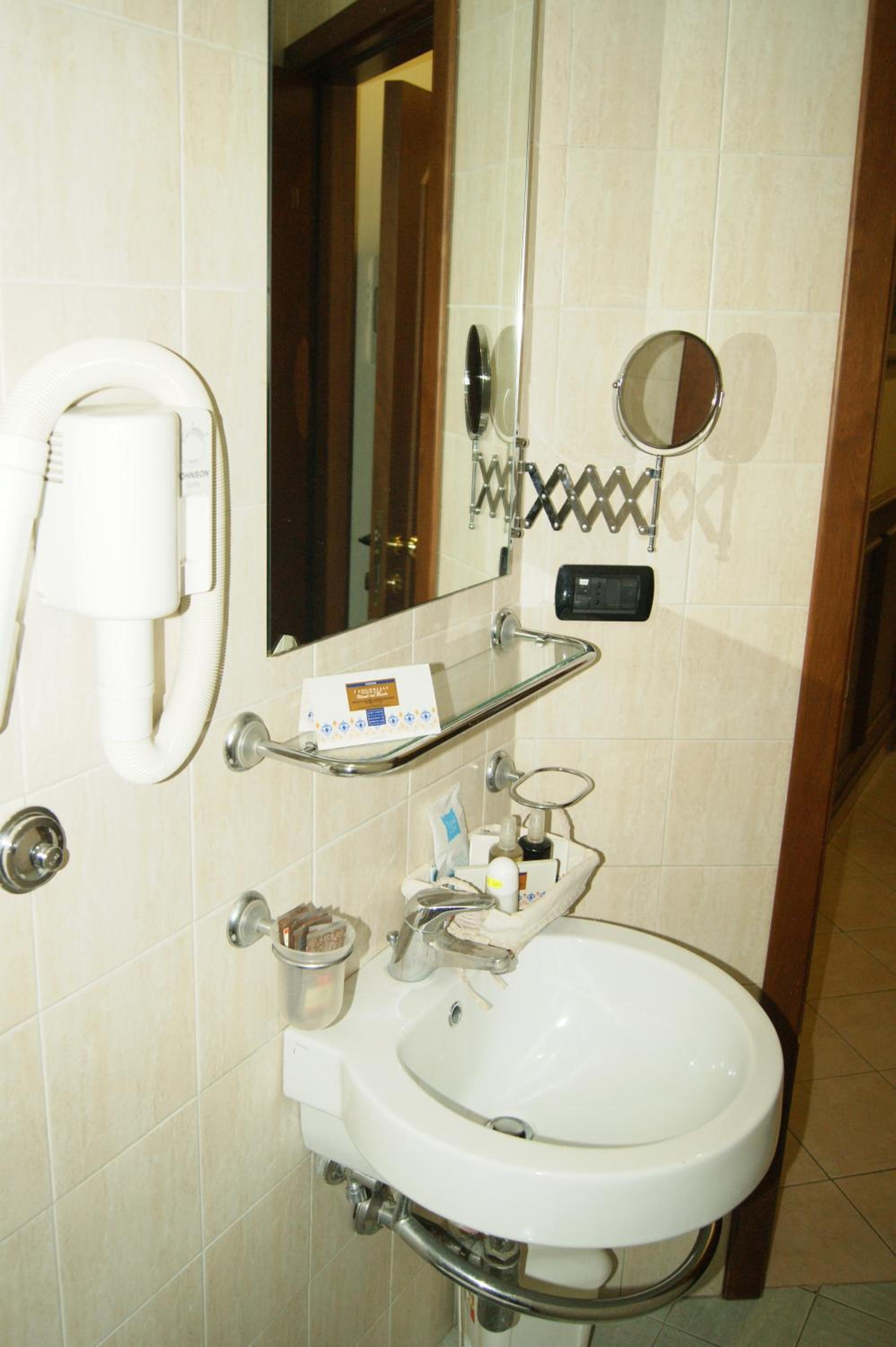 Deluxe Double or Twin Room - Photo 5