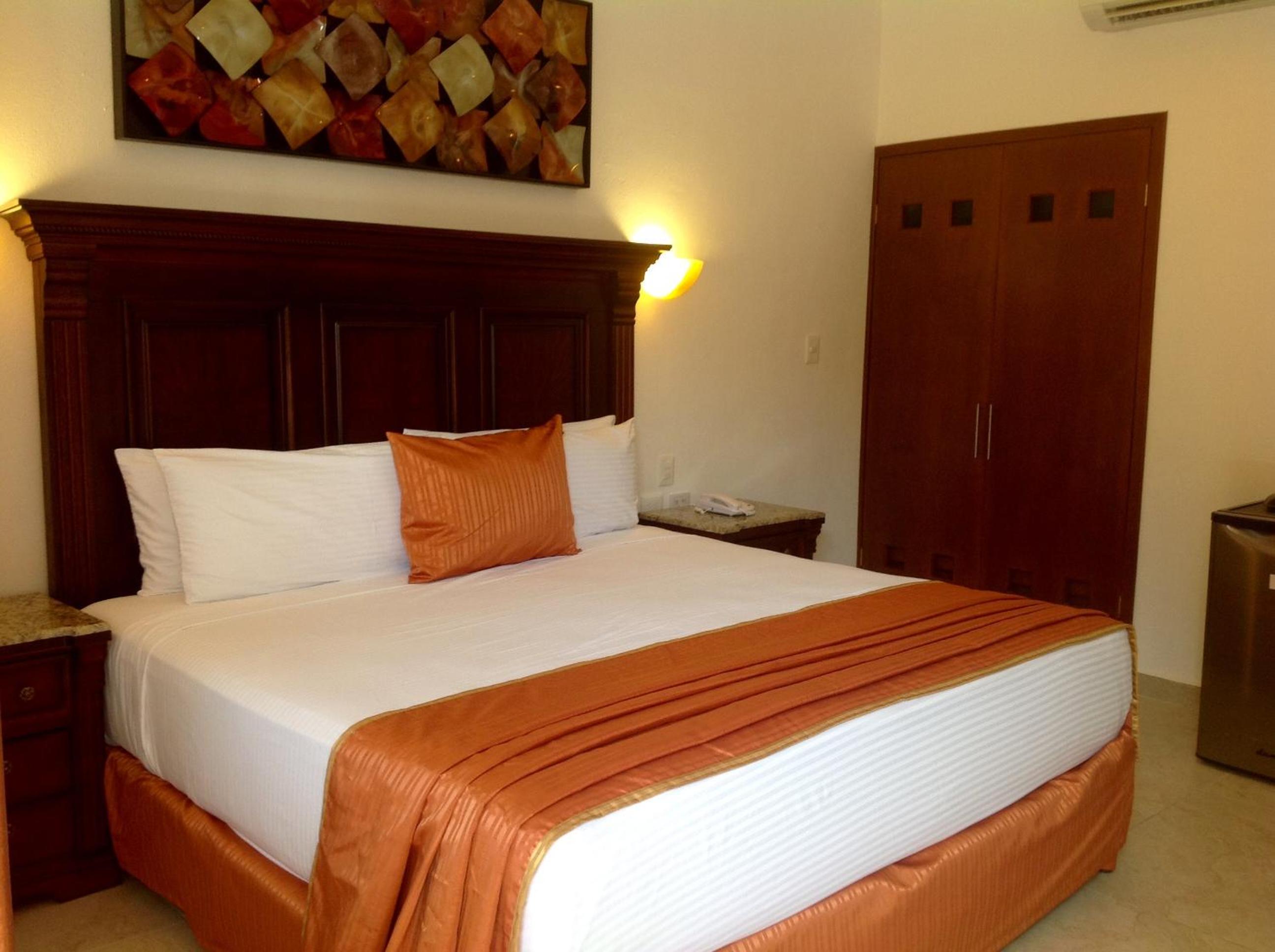 Deluxe King Room - Photo 14